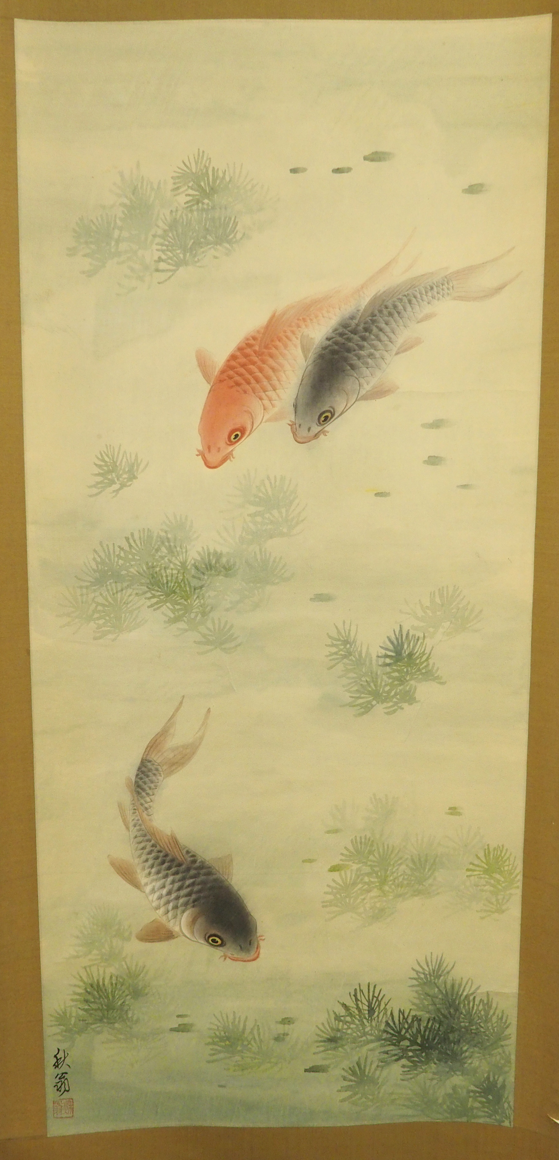 A Chinese silk scroll painting of three carp amongst aquatic foliage, signed, 92 x 40cm - Bild 3 aus 8