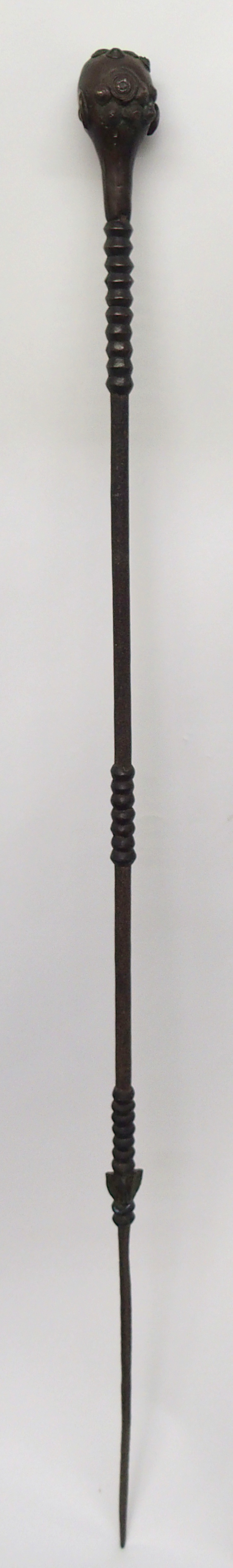 *WITHDRAWN* A West African bronze and iron ceremonial staff cast with a head set with curling locks - Bild 4 aus 10