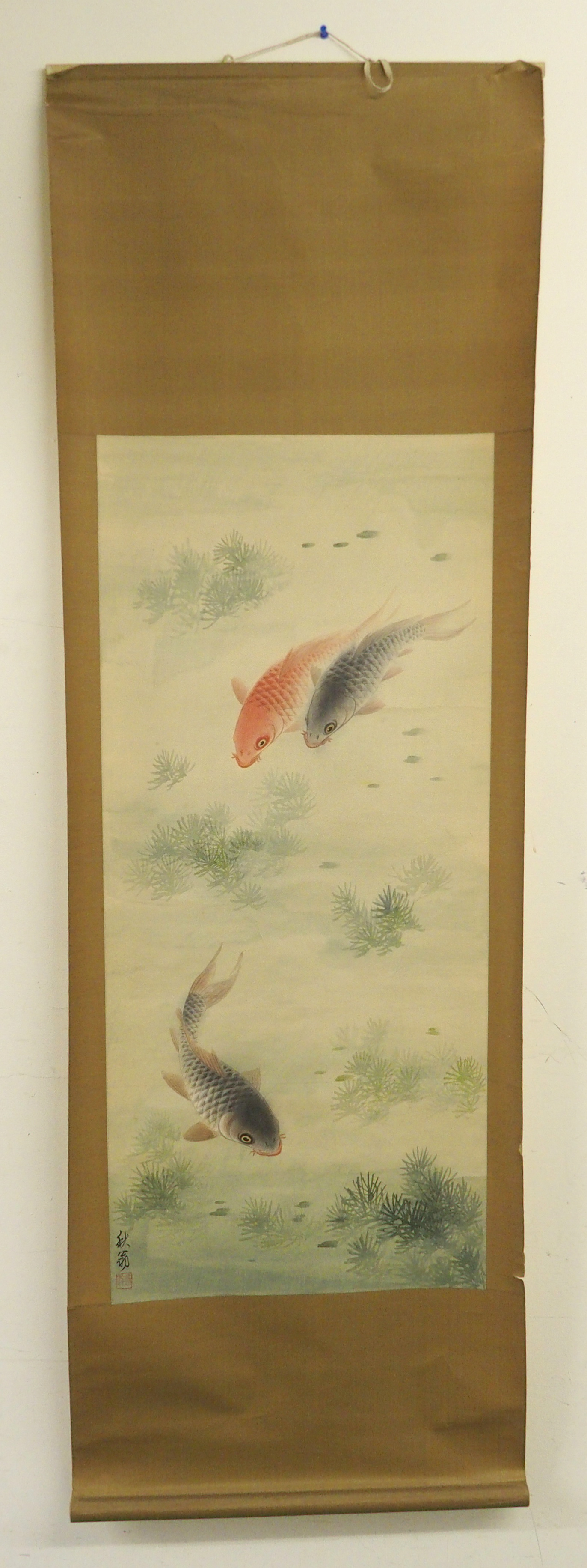 A Chinese silk scroll painting of three carp amongst aquatic foliage, signed, 92 x 40cm - Bild 2 aus 8