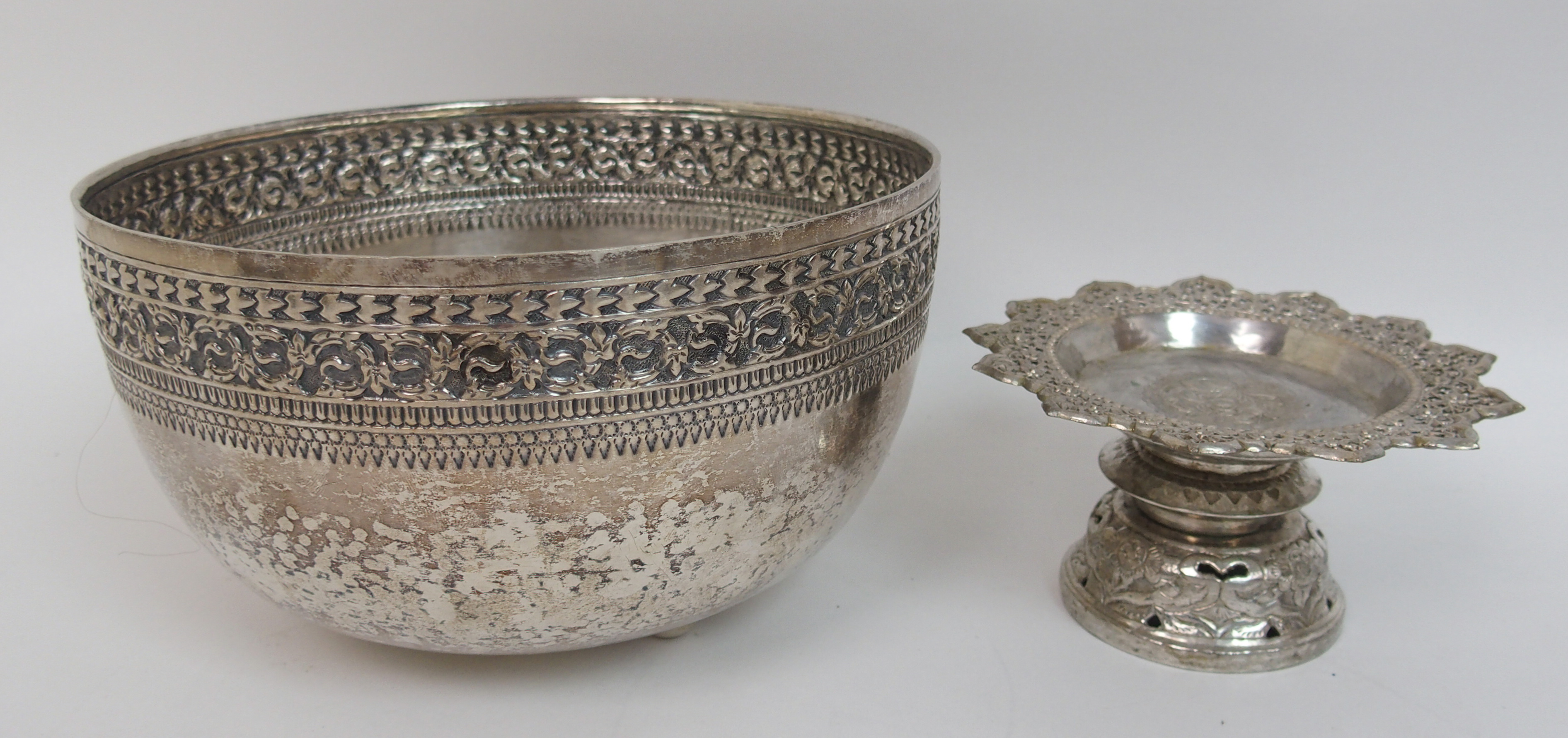 A group of Indian white metal wares comprising; circular box, 17.5cm diameter, 18oz, two bowls, 10cm - Bild 5 aus 10
