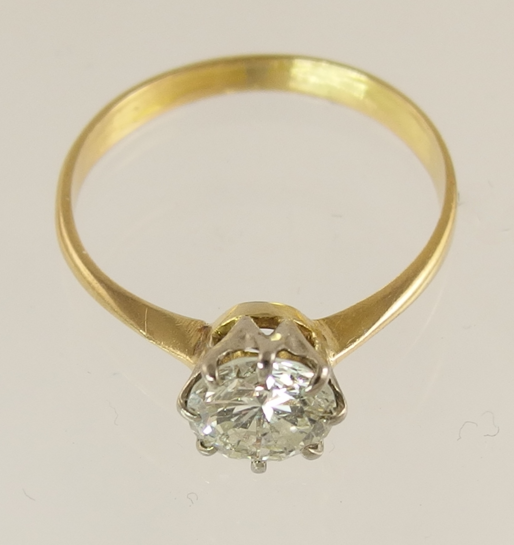 A 1.12ct diamond solitaire ring with classic crown mount in white metal with a tapered yellow - Image 5 of 6