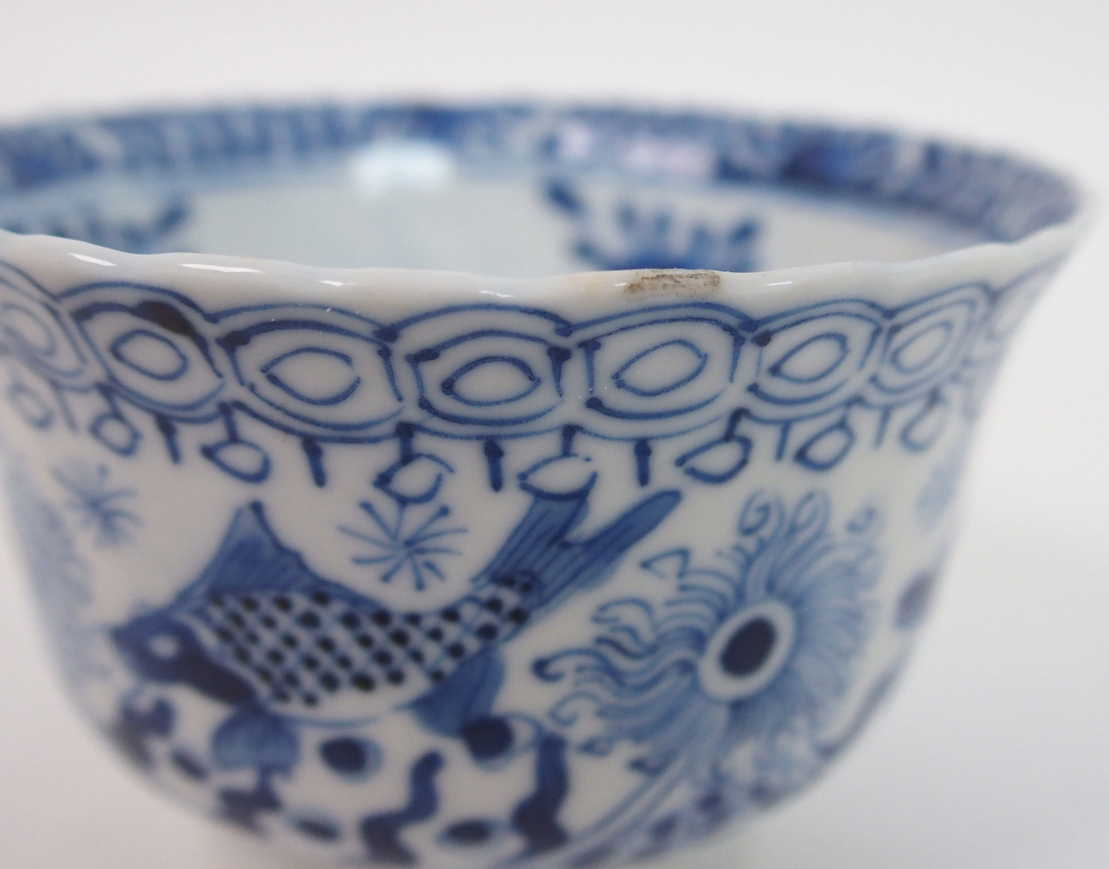 A Chinese blue and white tea bowl and saucer painted with fish surrounding a crab amongst foliage, - Bild 9 aus 10