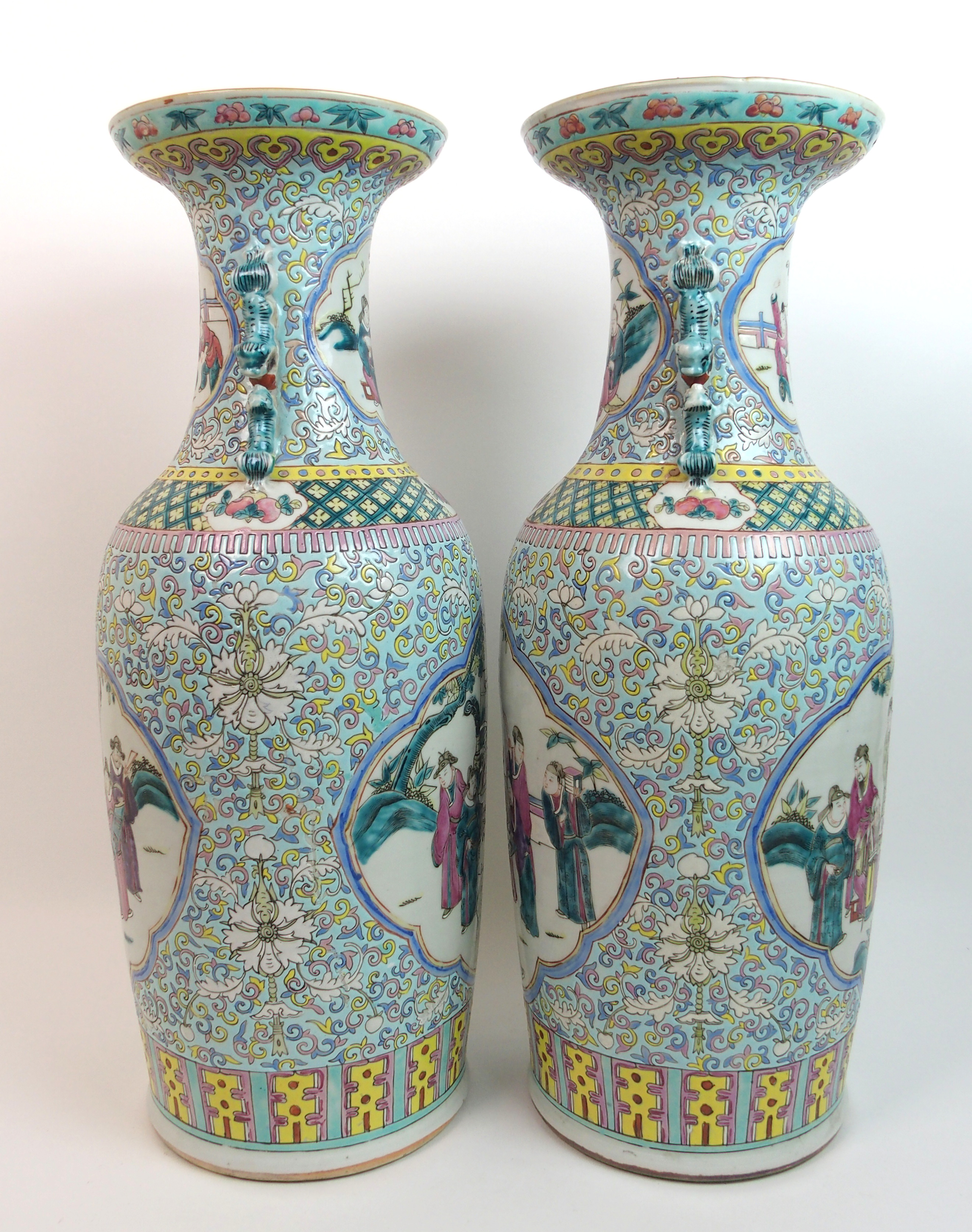 A large pair of Cantonese famille verte baluster vases painted with panels of sages and - Bild 7 aus 10