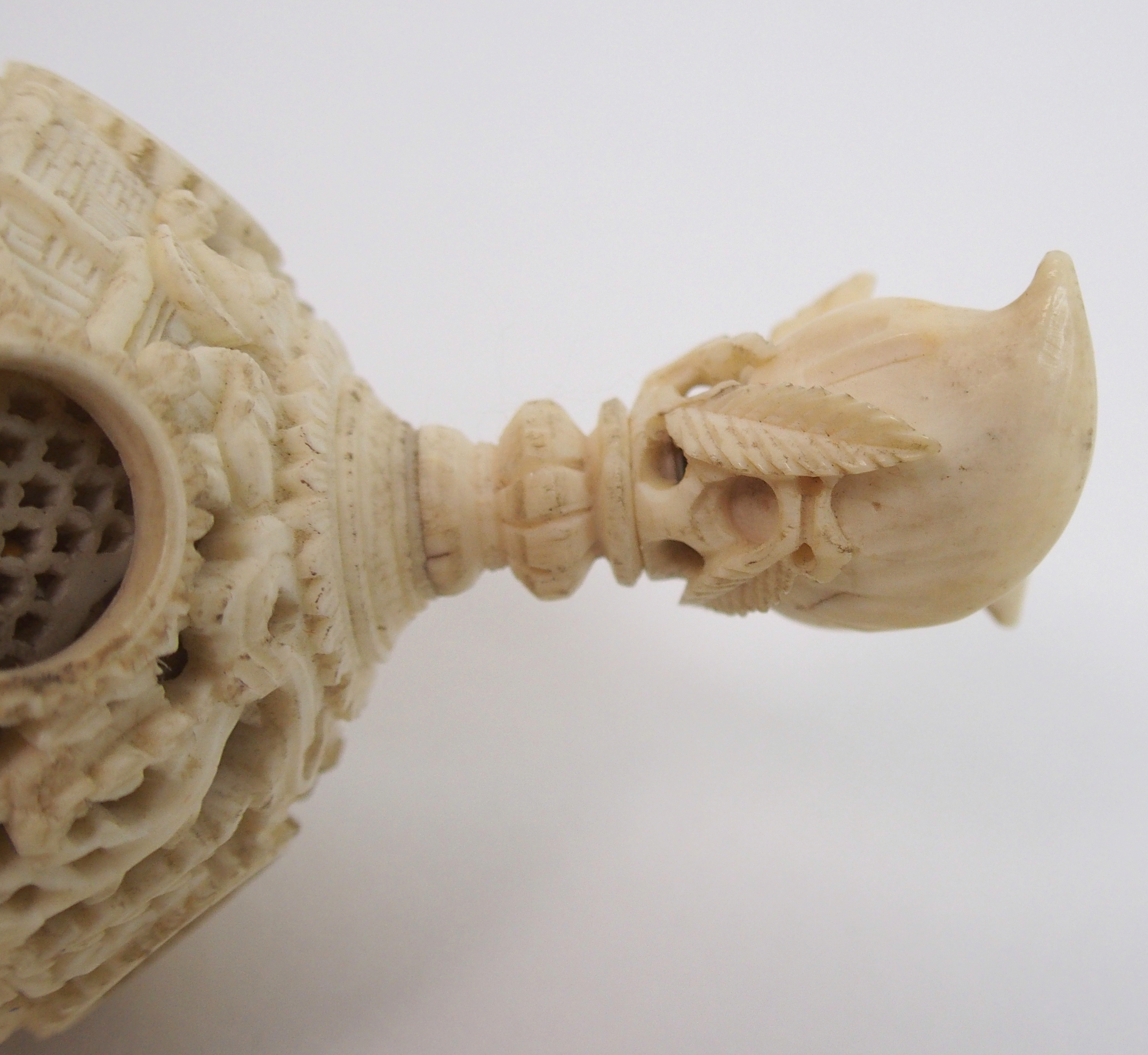 A Cantonese ivory concentric ball carved with dolphin and chain suspension attached to a figure - Bild 4 aus 10