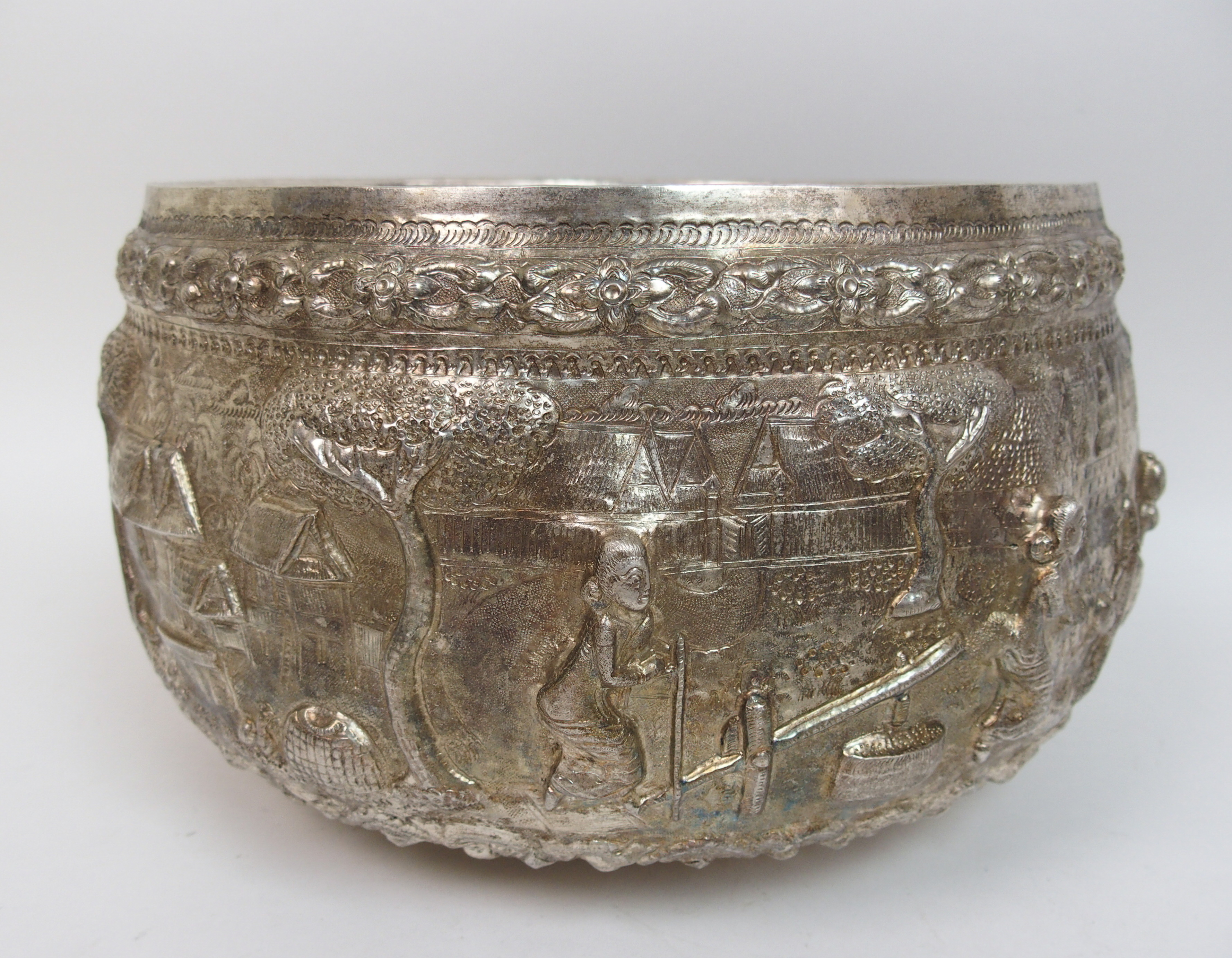 A group of Indian white metal wares comprising; circular box, 17.5cm diameter, 18oz, two bowls, 10cm - Bild 2 aus 10