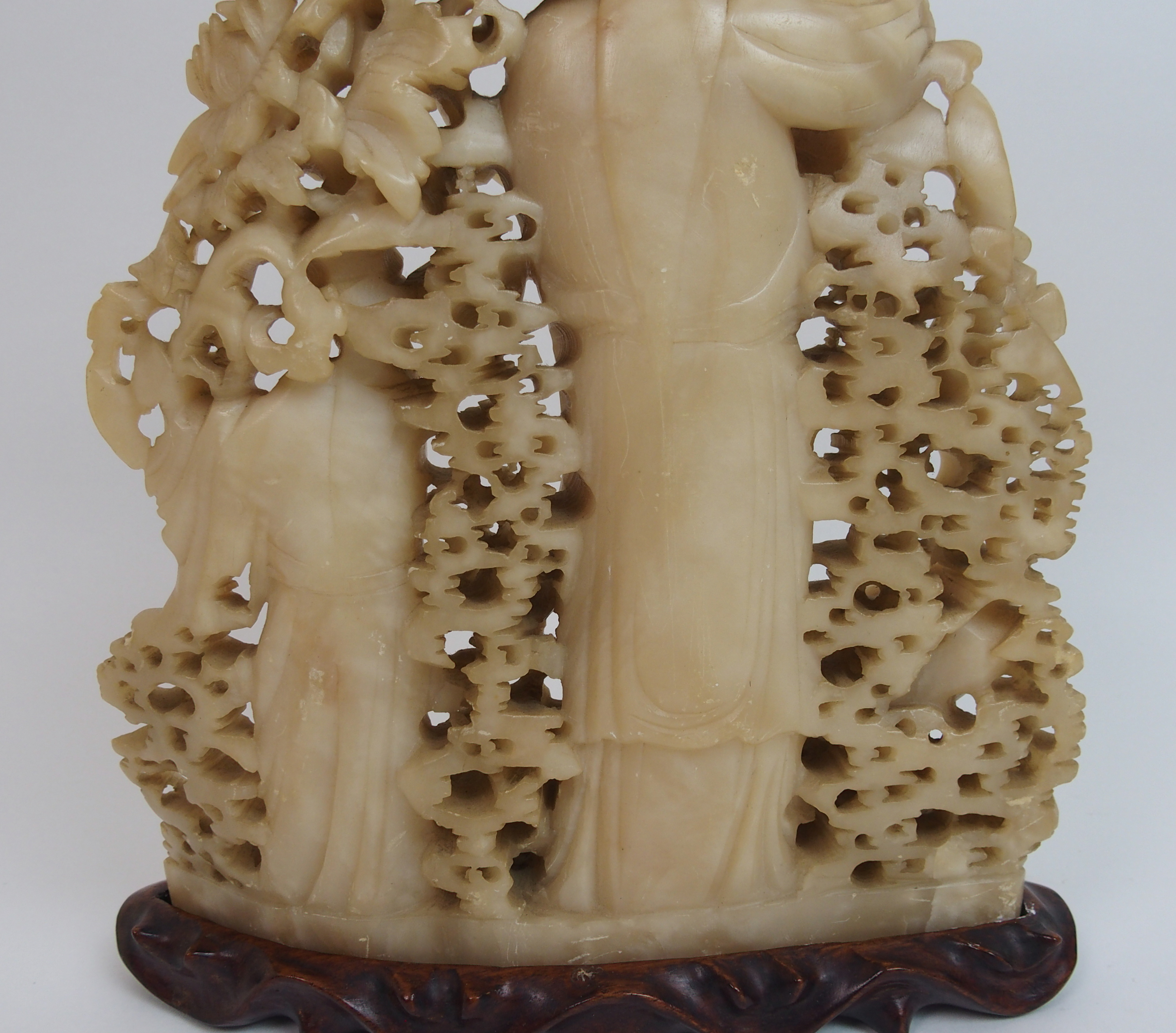 A Chinese soapstone carving of Guanyin standing with peaches, beside attendant and stork - Bild 8 aus 10