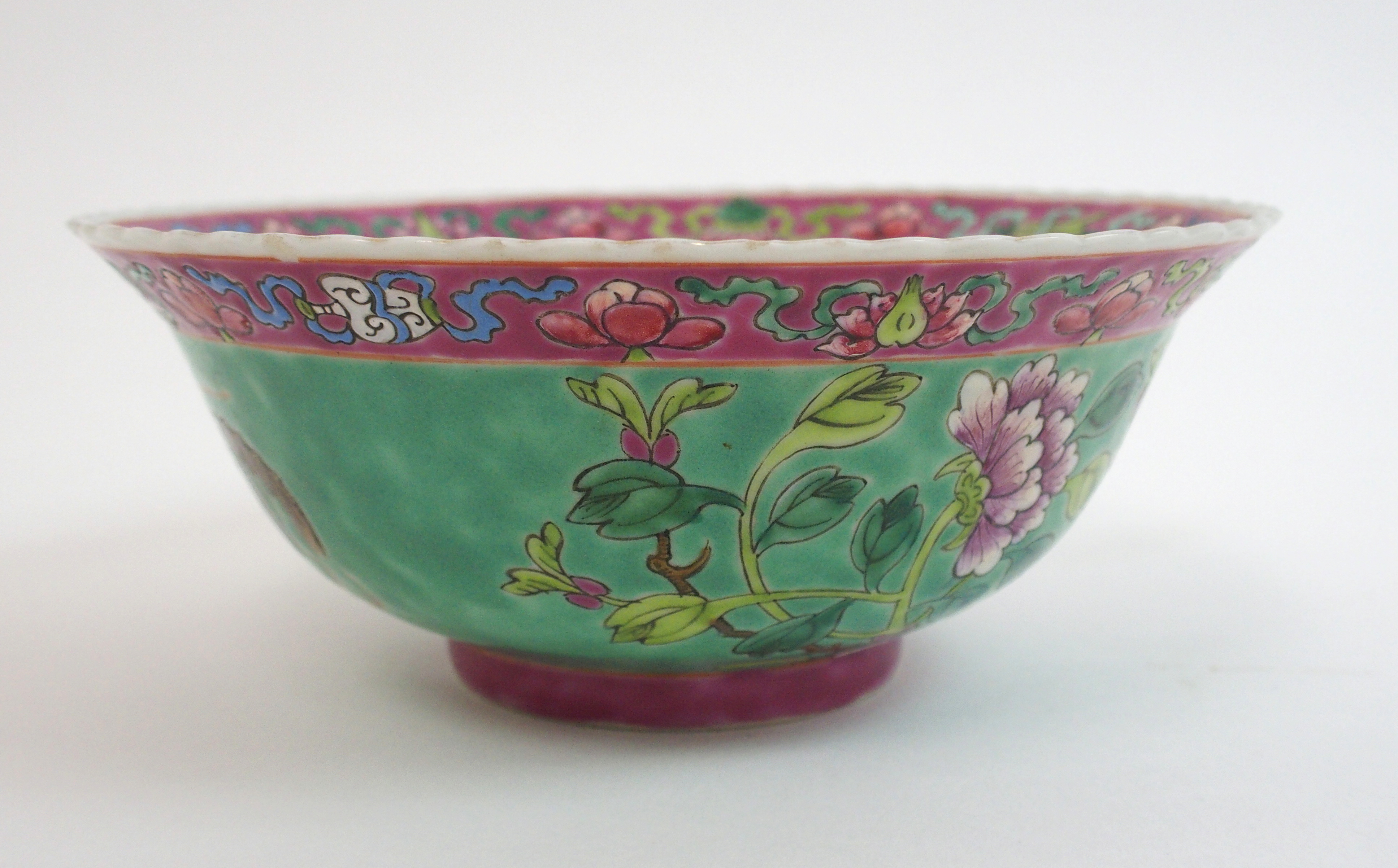 A Chinese bowl painted with an exotic bird, rockwork and chrysanthemum on a green ground, printed - Bild 6 aus 10