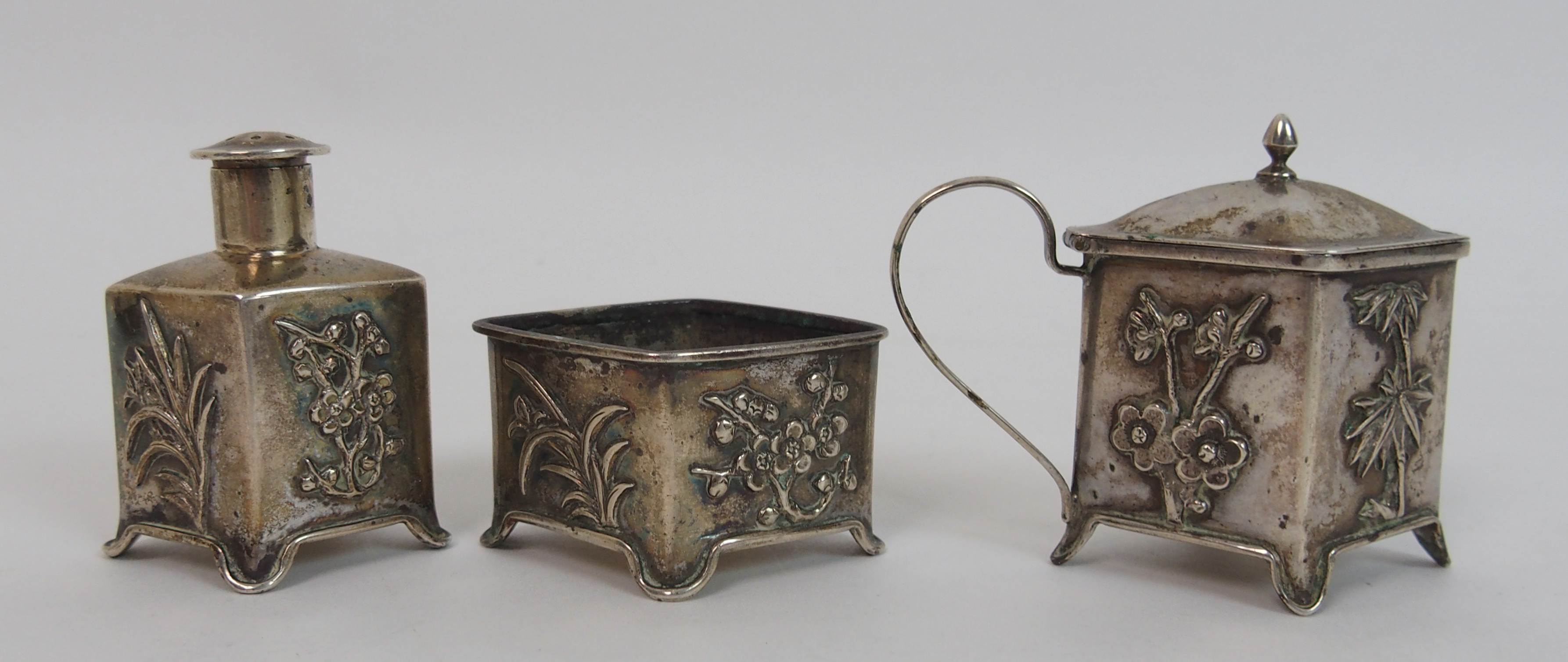 A Chinese silver cruet set cast with foliage comprising; salt cellar, pepper pot and mustard pot ( - Bild 3 aus 10