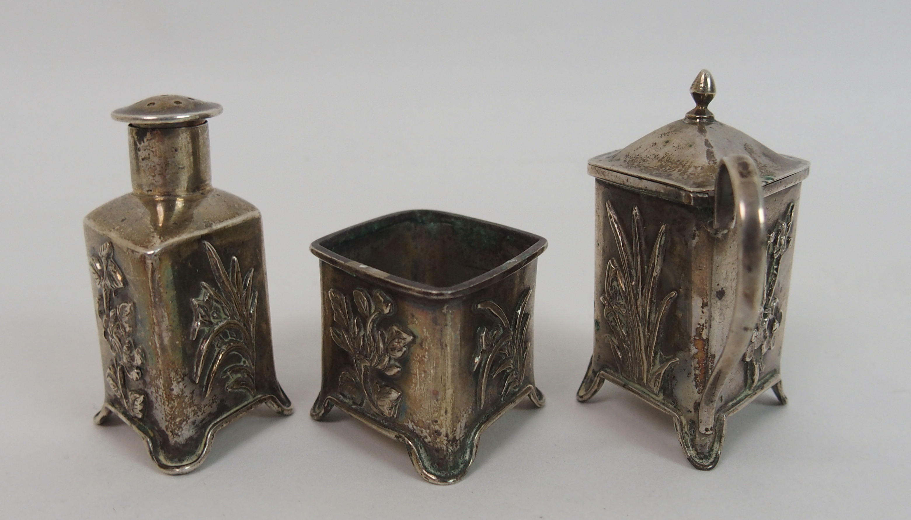 A Chinese silver cruet set cast with foliage comprising; salt cellar, pepper pot and mustard pot ( - Bild 4 aus 10