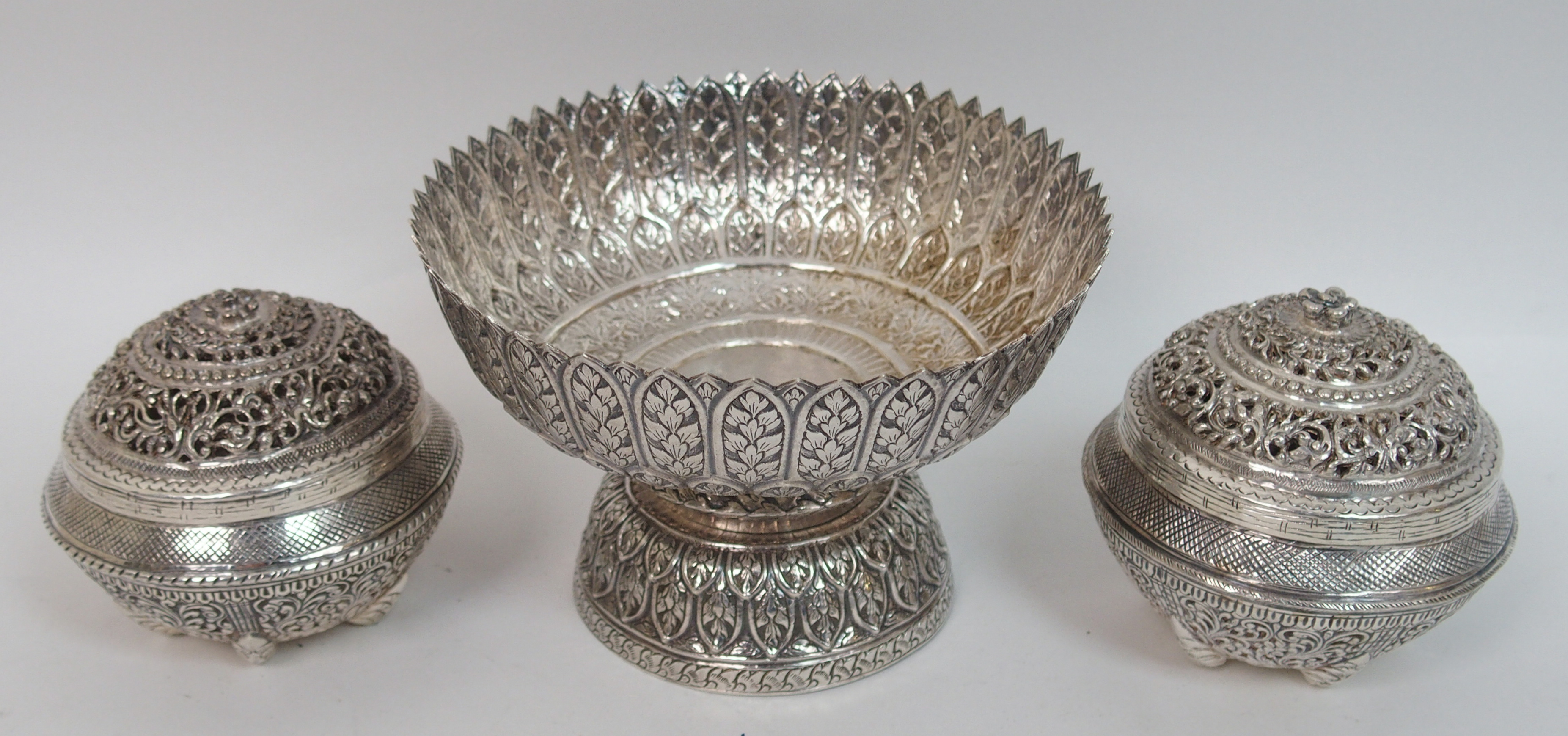 A group of Indian white metal wares comprising; circular box, 17.5cm diameter, 18oz, two bowls, 10cm - Bild 9 aus 10