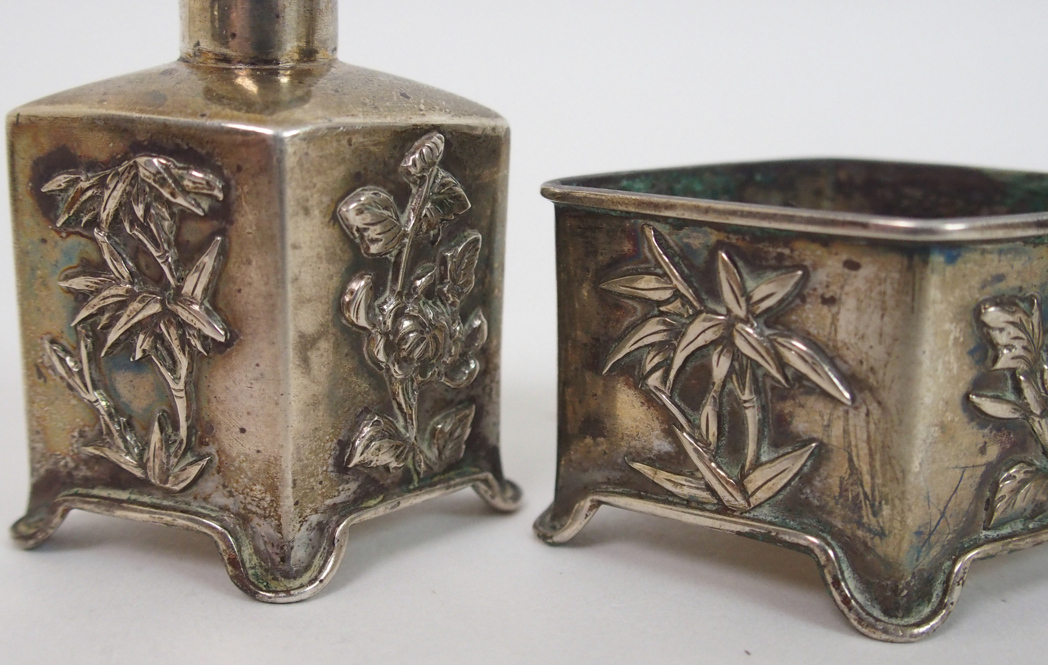 A Chinese silver cruet set cast with foliage comprising; salt cellar, pepper pot and mustard pot ( - Bild 10 aus 10