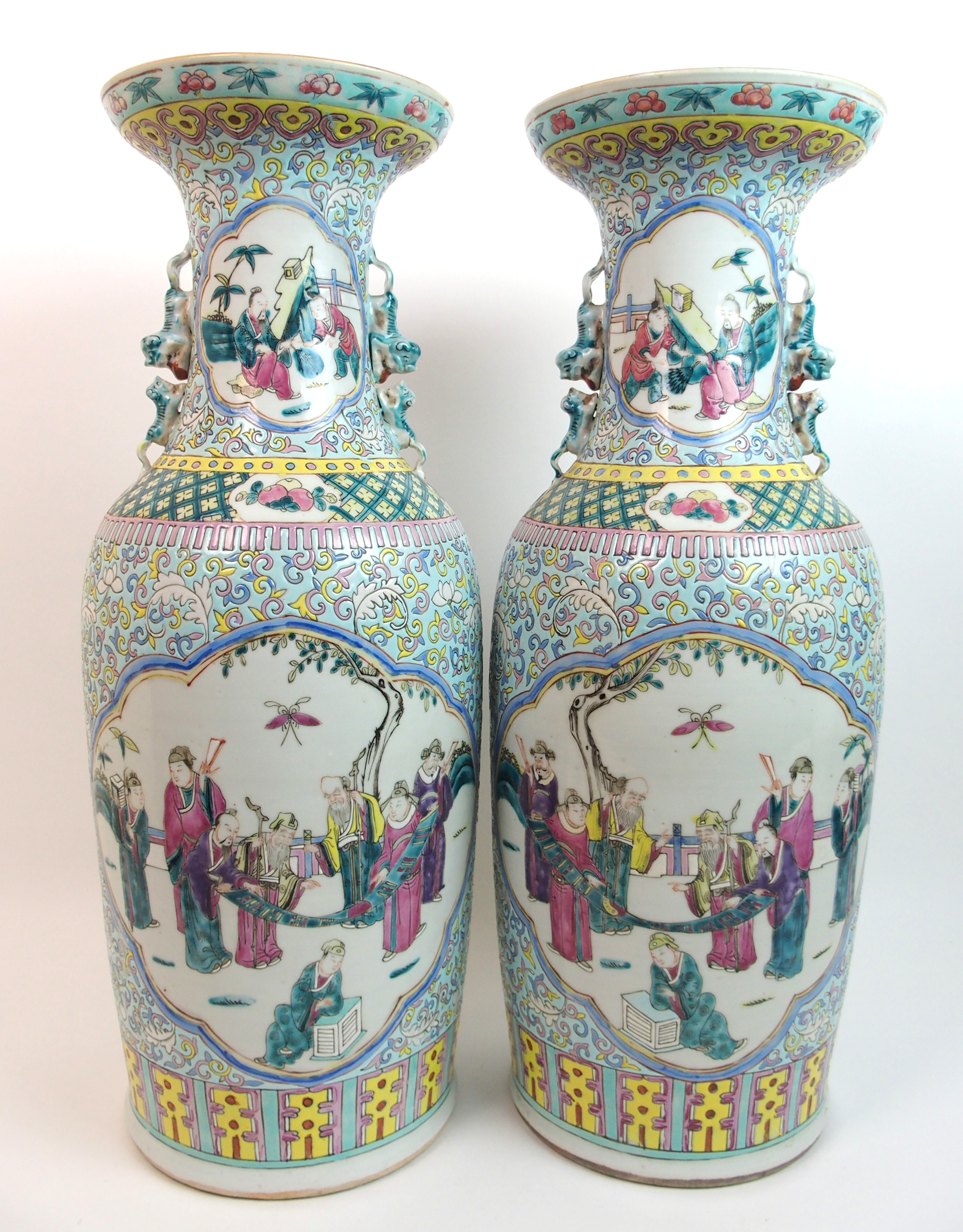 A large pair of Cantonese famille verte baluster vases painted with panels of sages and - Bild 8 aus 10