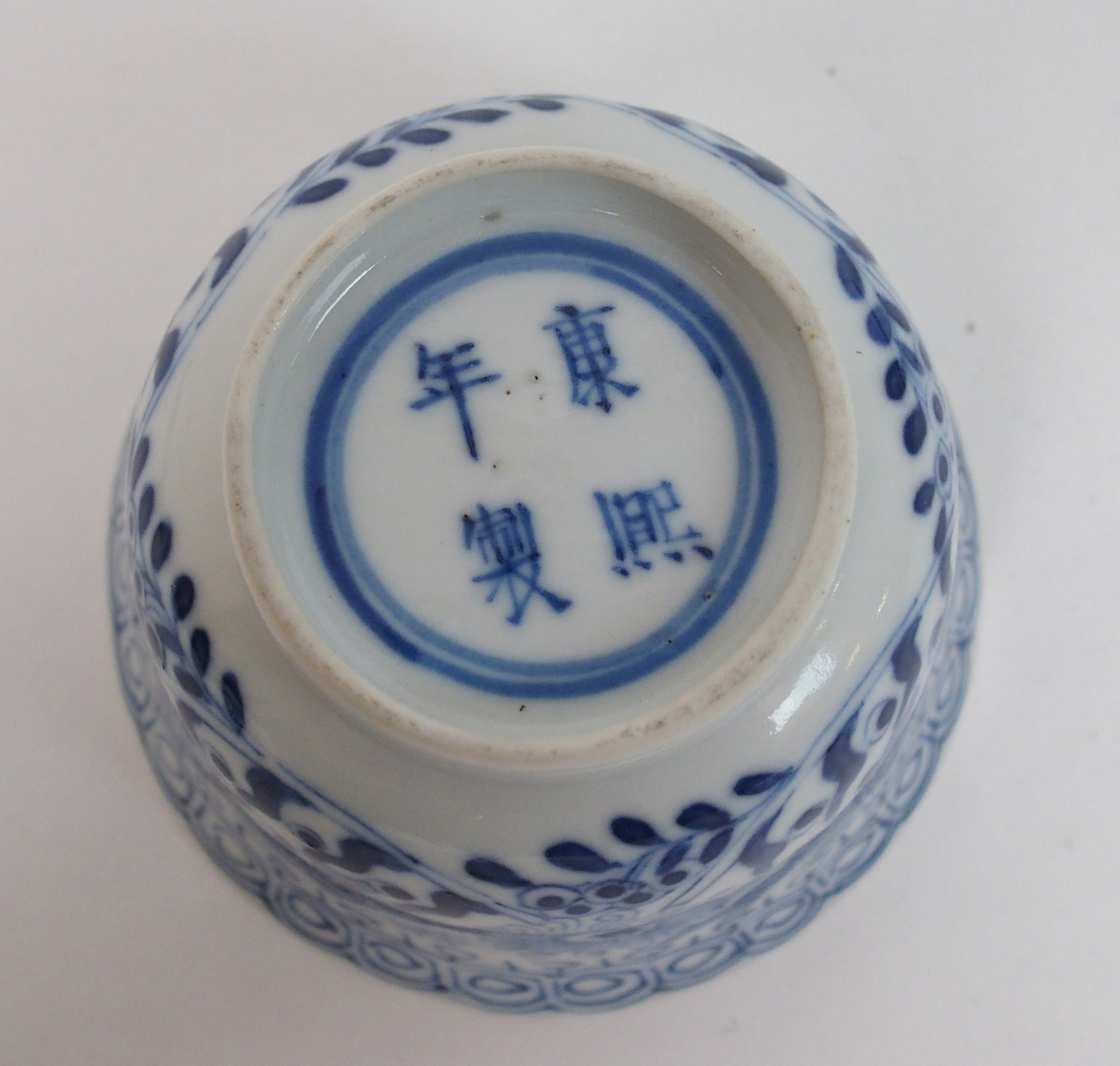 A Chinese blue and white tea bowl and saucer painted with fish surrounding a crab amongst foliage, - Bild 10 aus 10