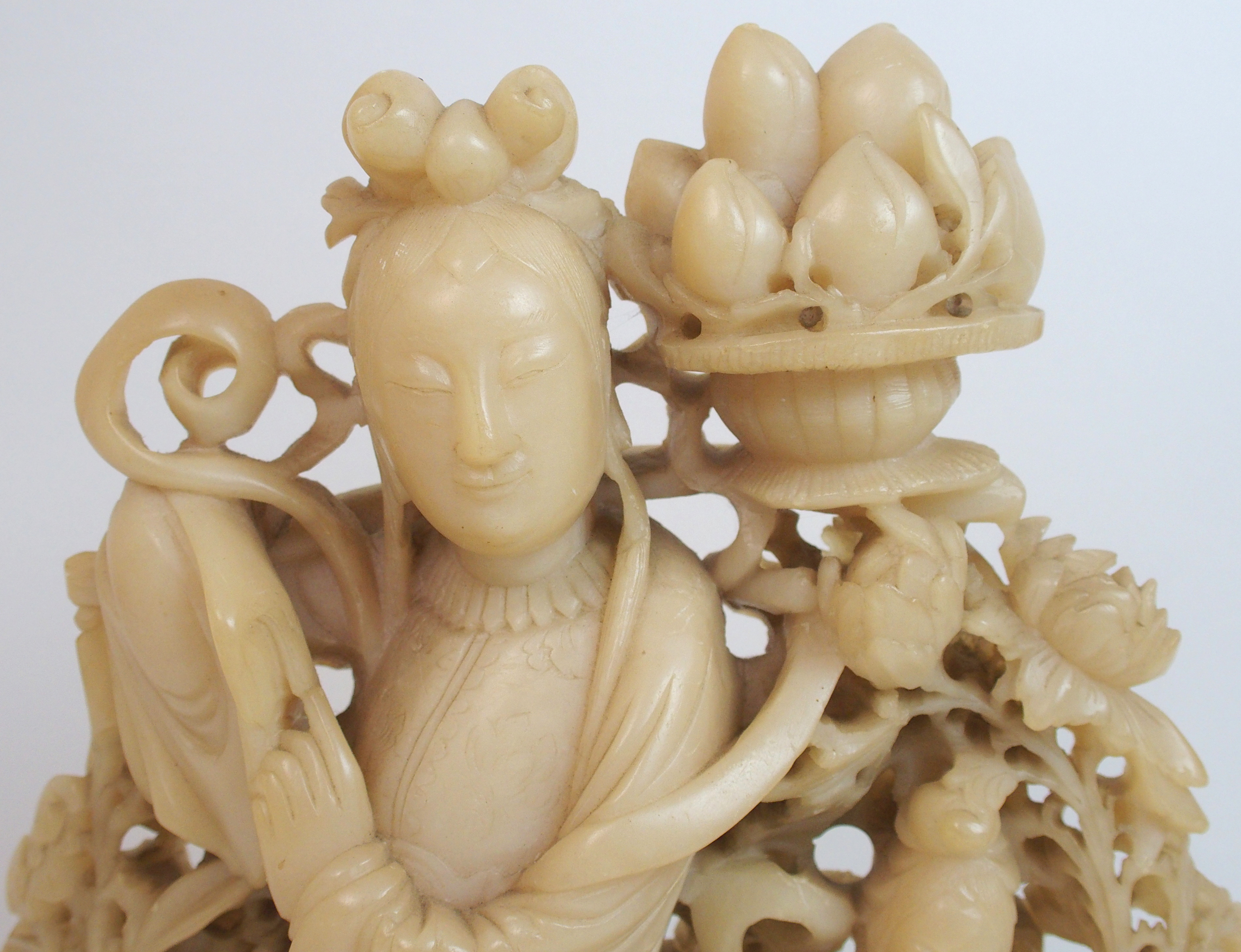 A Chinese soapstone carving of Guanyin standing with peaches, beside attendant and stork - Bild 2 aus 10