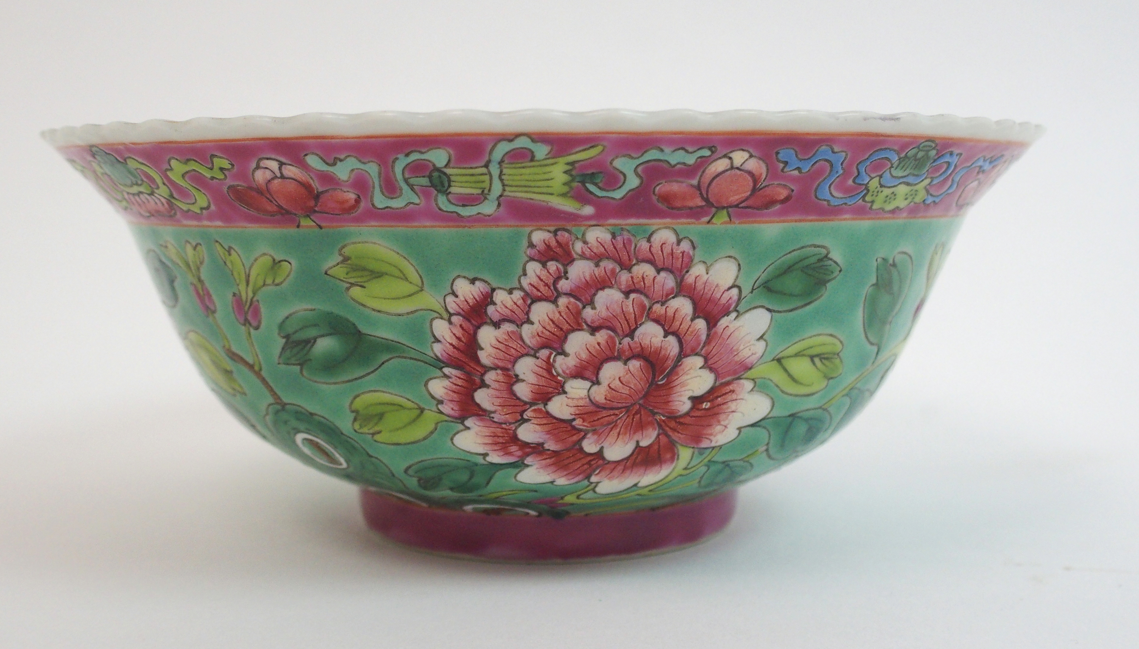 A Chinese bowl painted with an exotic bird, rockwork and chrysanthemum on a green ground, printed - Bild 5 aus 10