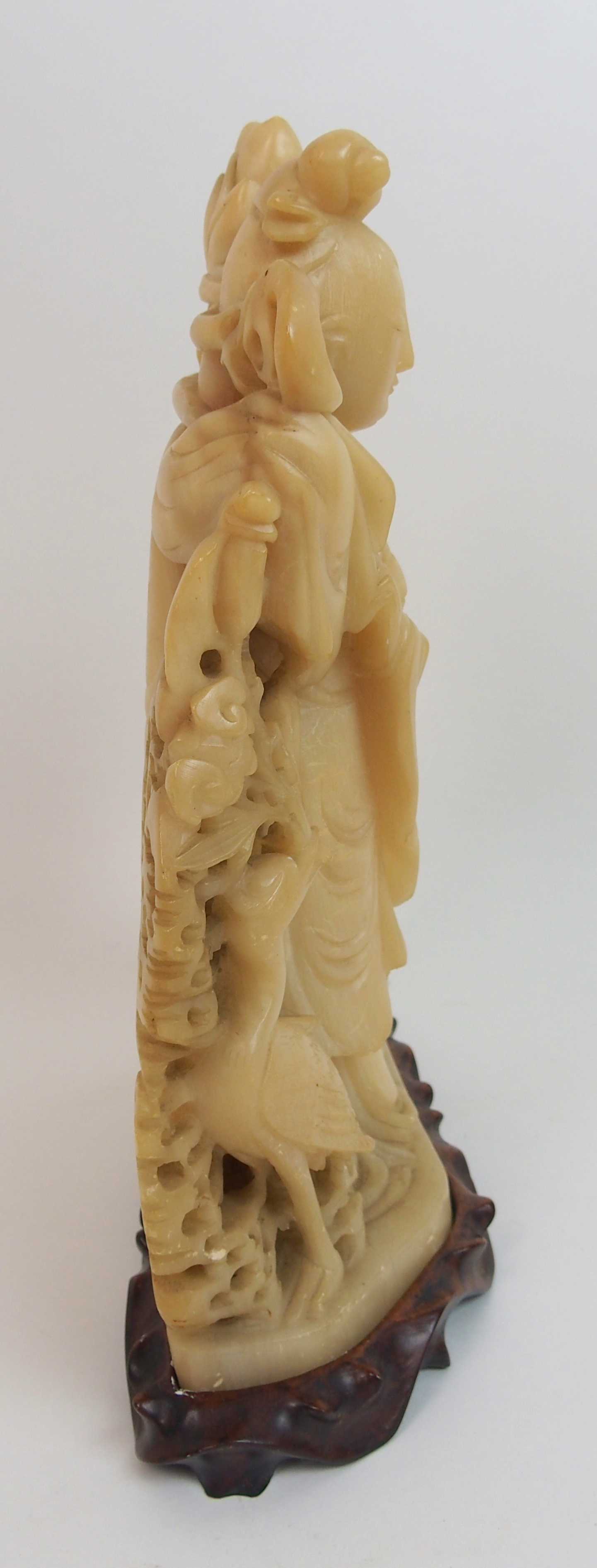 A Chinese soapstone carving of Guanyin standing with peaches, beside attendant and stork - Bild 5 aus 10