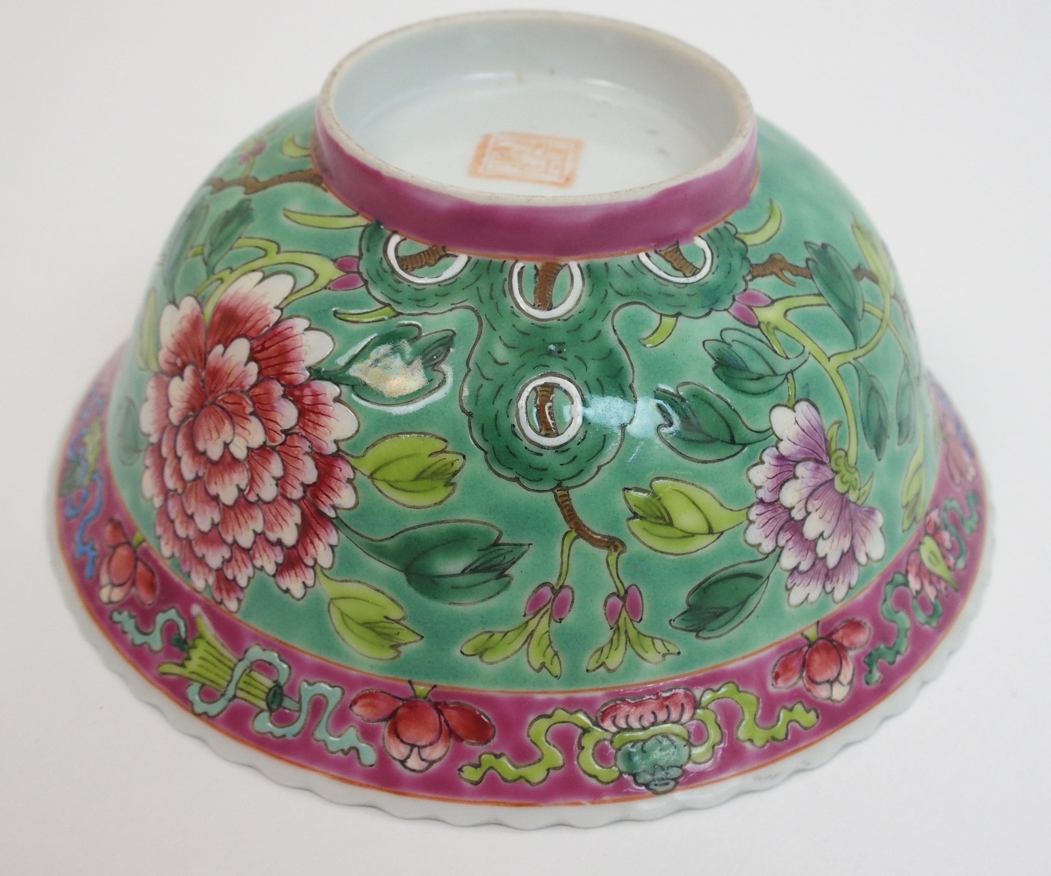 A Chinese bowl painted with an exotic bird, rockwork and chrysanthemum on a green ground, printed - Bild 8 aus 10