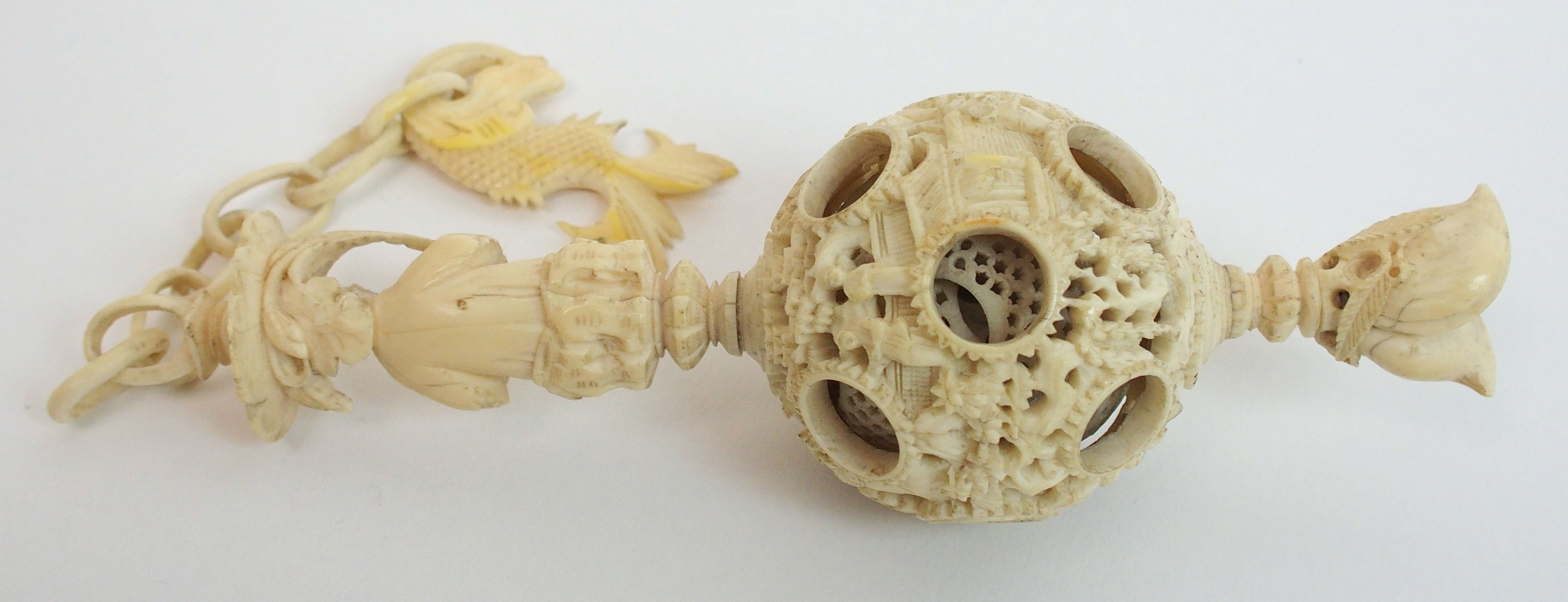 A Cantonese ivory concentric ball carved with dolphin and chain suspension attached to a figure - Bild 5 aus 10