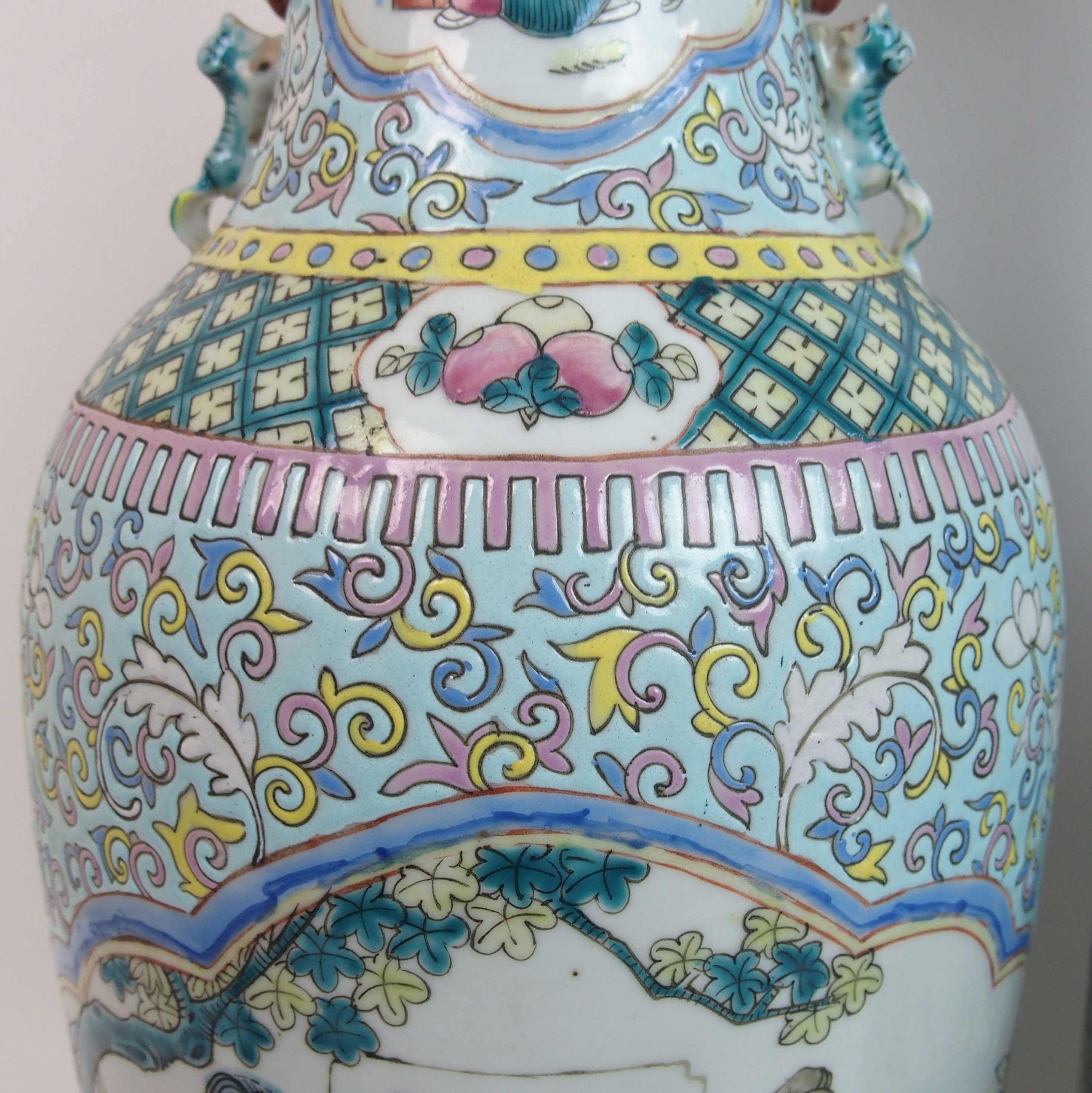 A large pair of Cantonese famille verte baluster vases painted with panels of sages and - Bild 3 aus 10