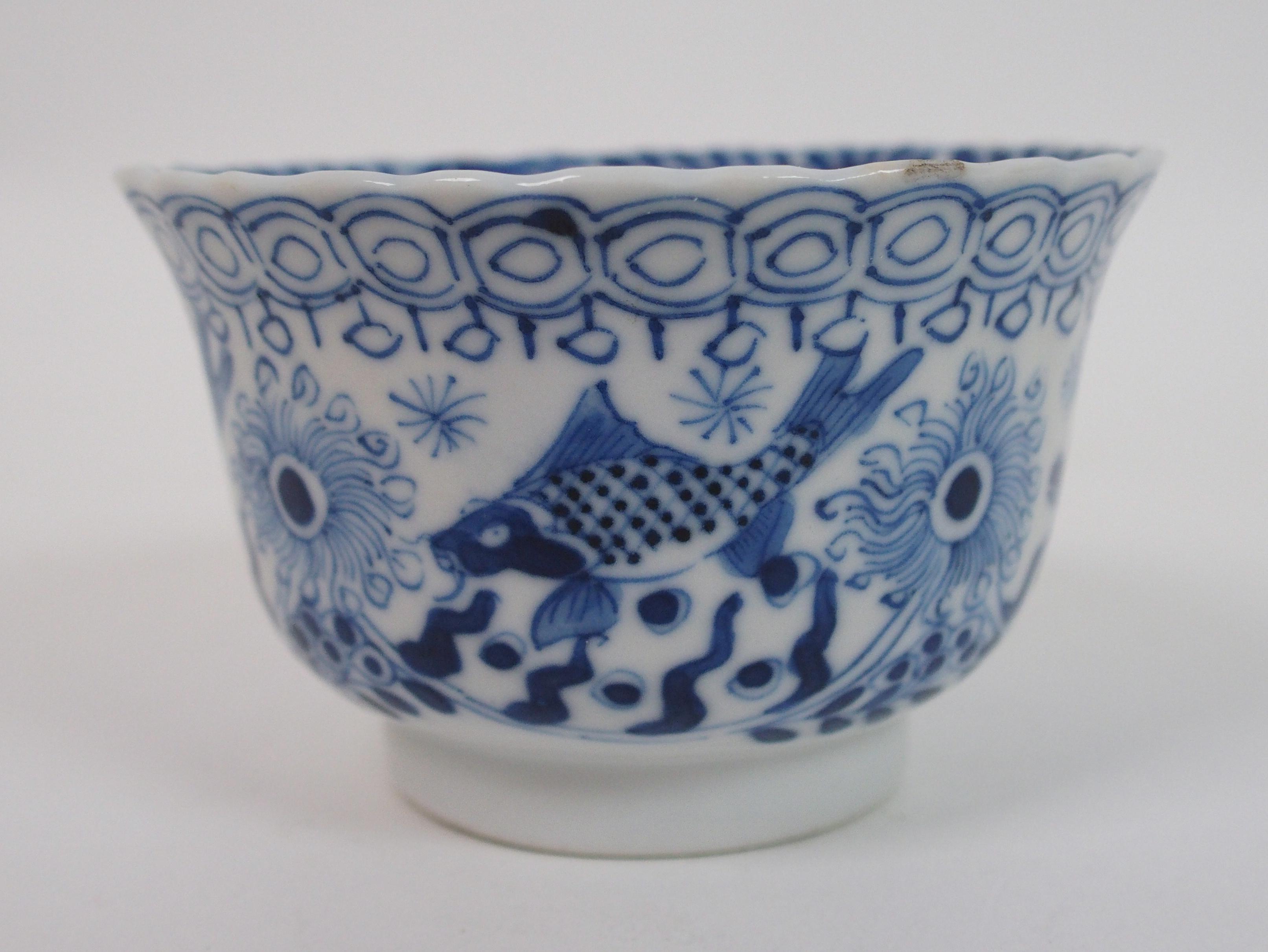 A Chinese blue and white tea bowl and saucer painted with fish surrounding a crab amongst foliage, - Bild 8 aus 10