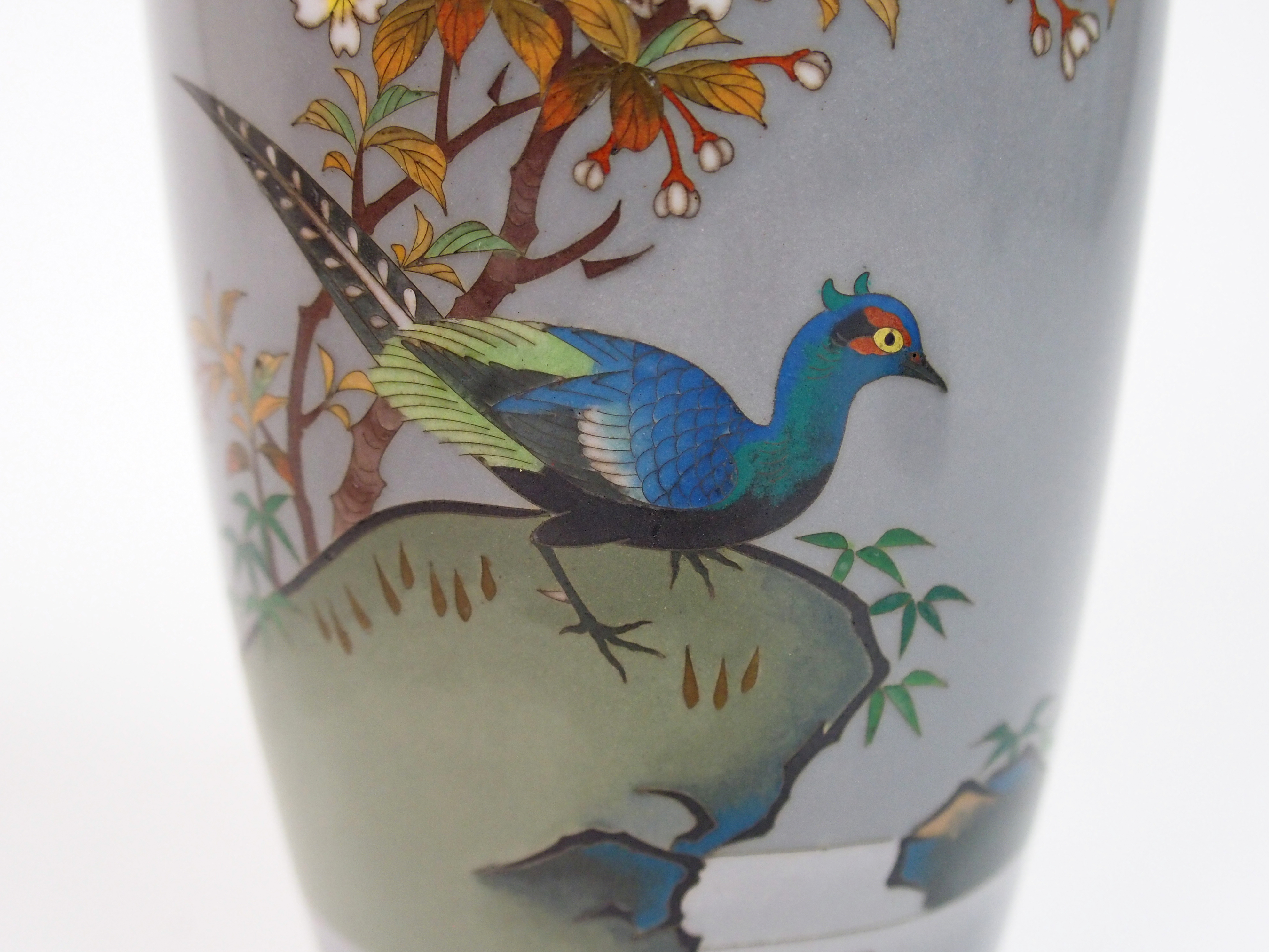 A Japanese cloisonne baluster vase decorated with a pheasant on a rock beneath blossoming branches - Bild 10 aus 10