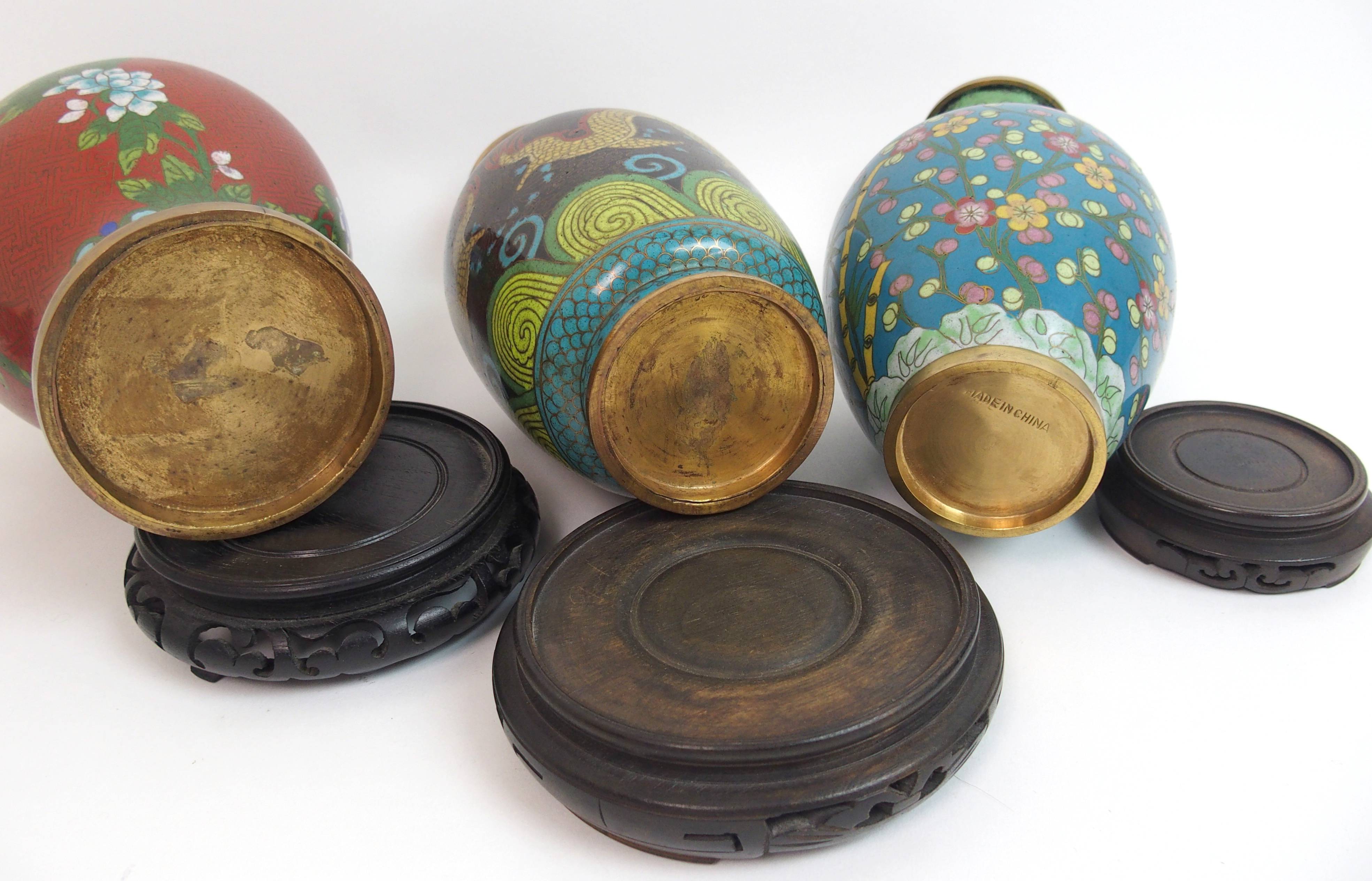 A group of Chinese cloisonne vases comprising; eight baluster vases in various sizes, 9.5cm to - Bild 4 aus 8