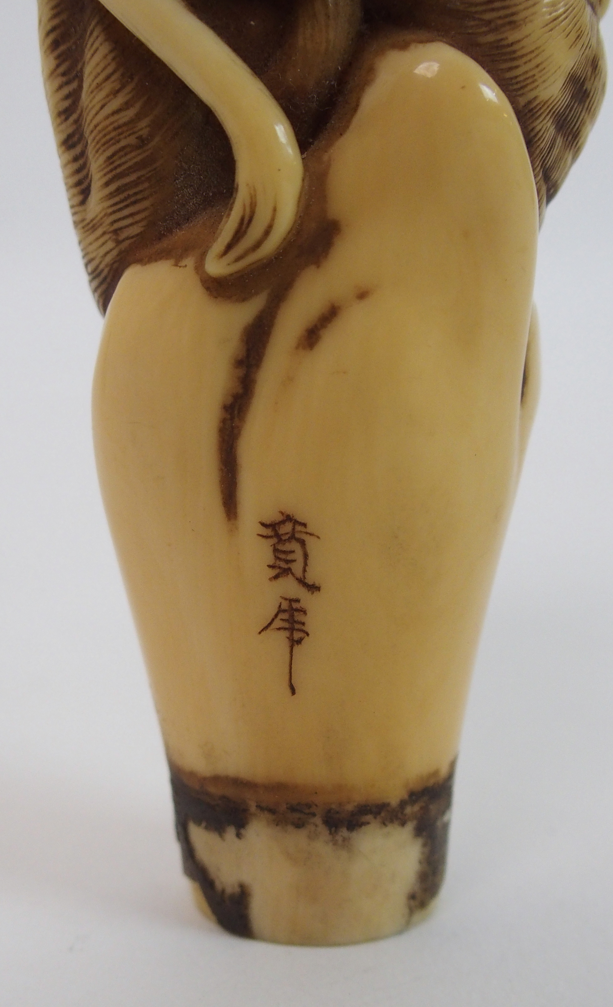 A Japanese carved ivory cane handle decorated with a lion attacking a tiger, signed, 12cm long - Image 7 of 10