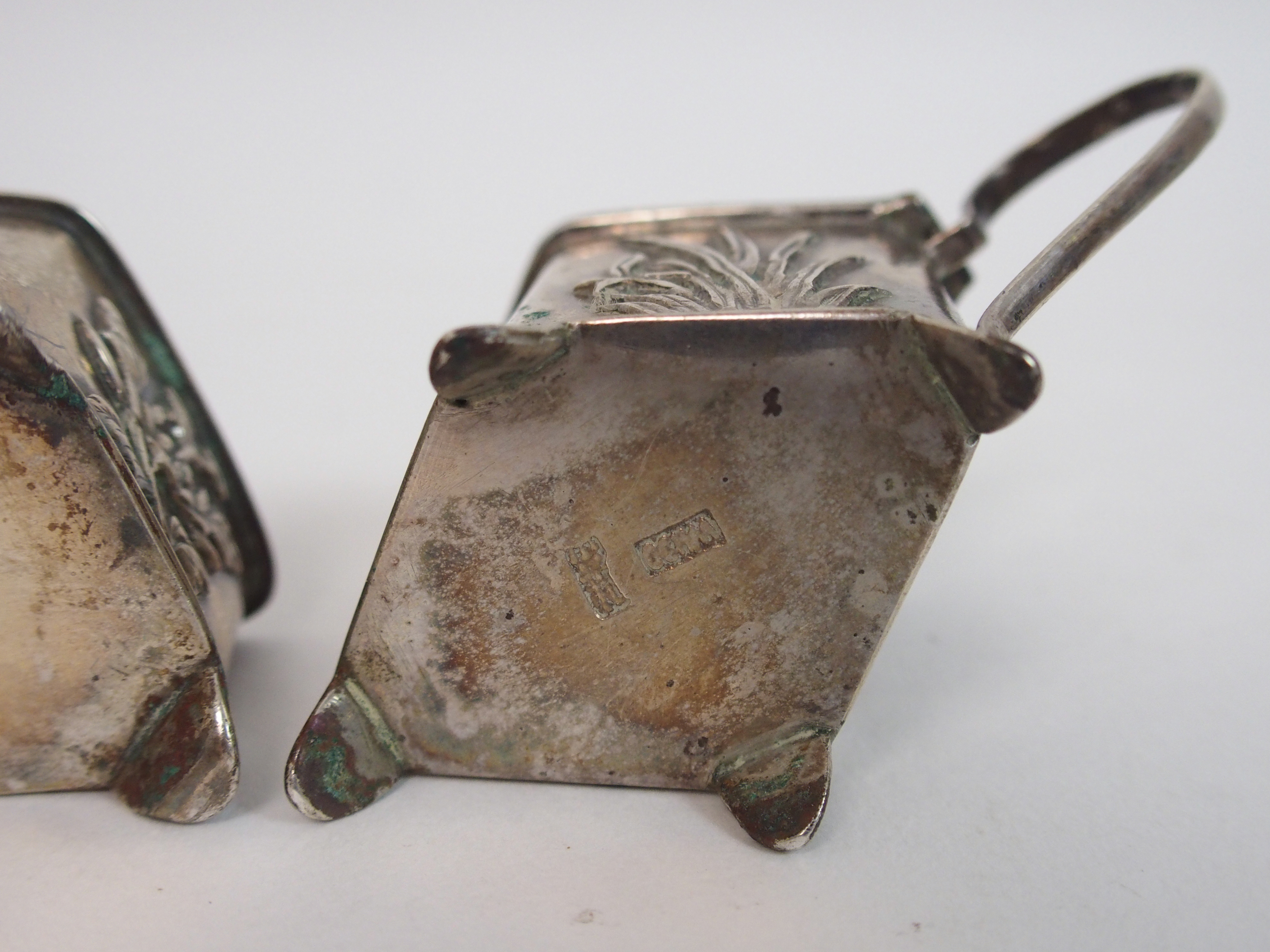 A Chinese silver cruet set cast with foliage comprising; salt cellar, pepper pot and mustard pot ( - Bild 6 aus 10