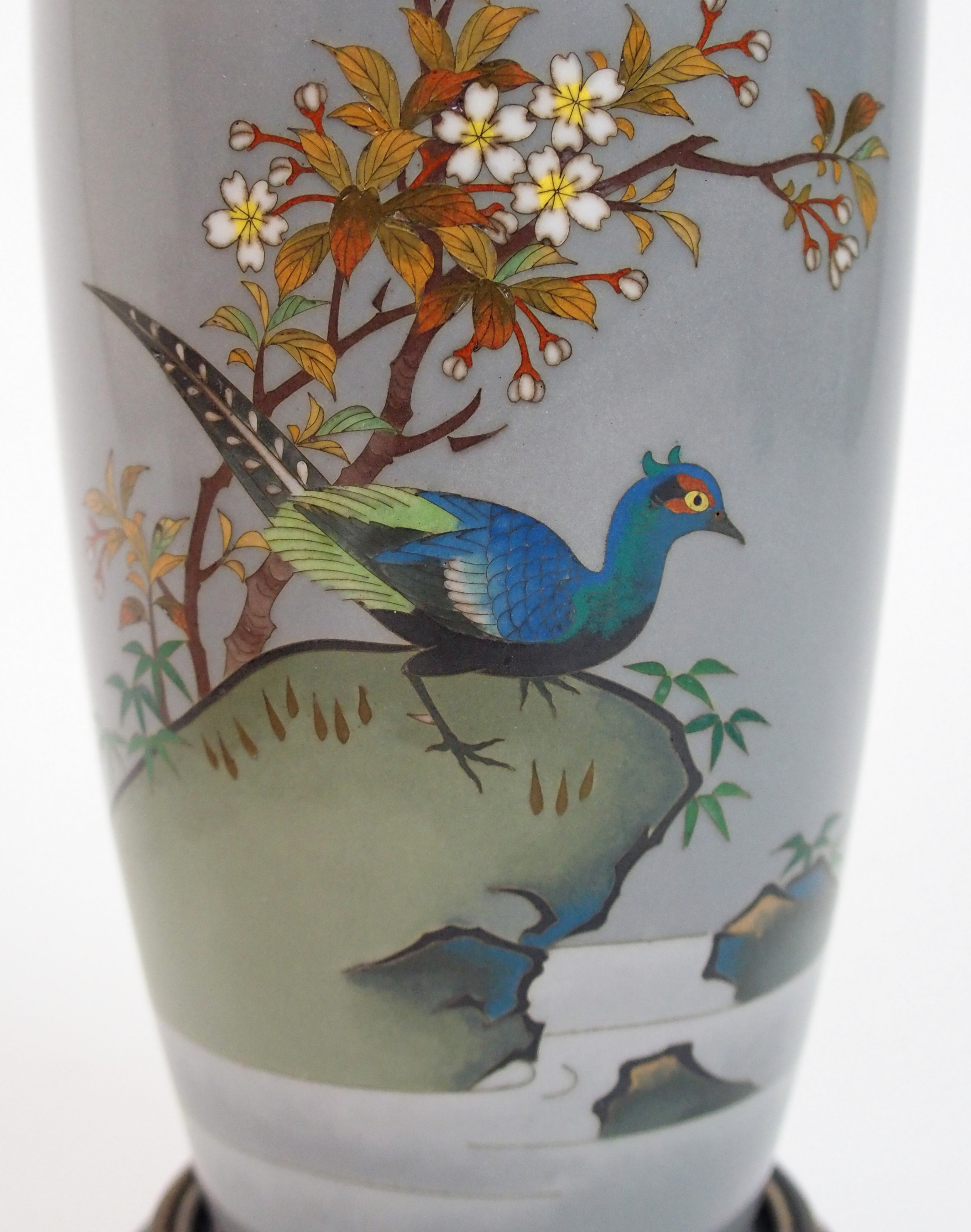 A Japanese cloisonne baluster vase decorated with a pheasant on a rock beneath blossoming branches - Bild 2 aus 10