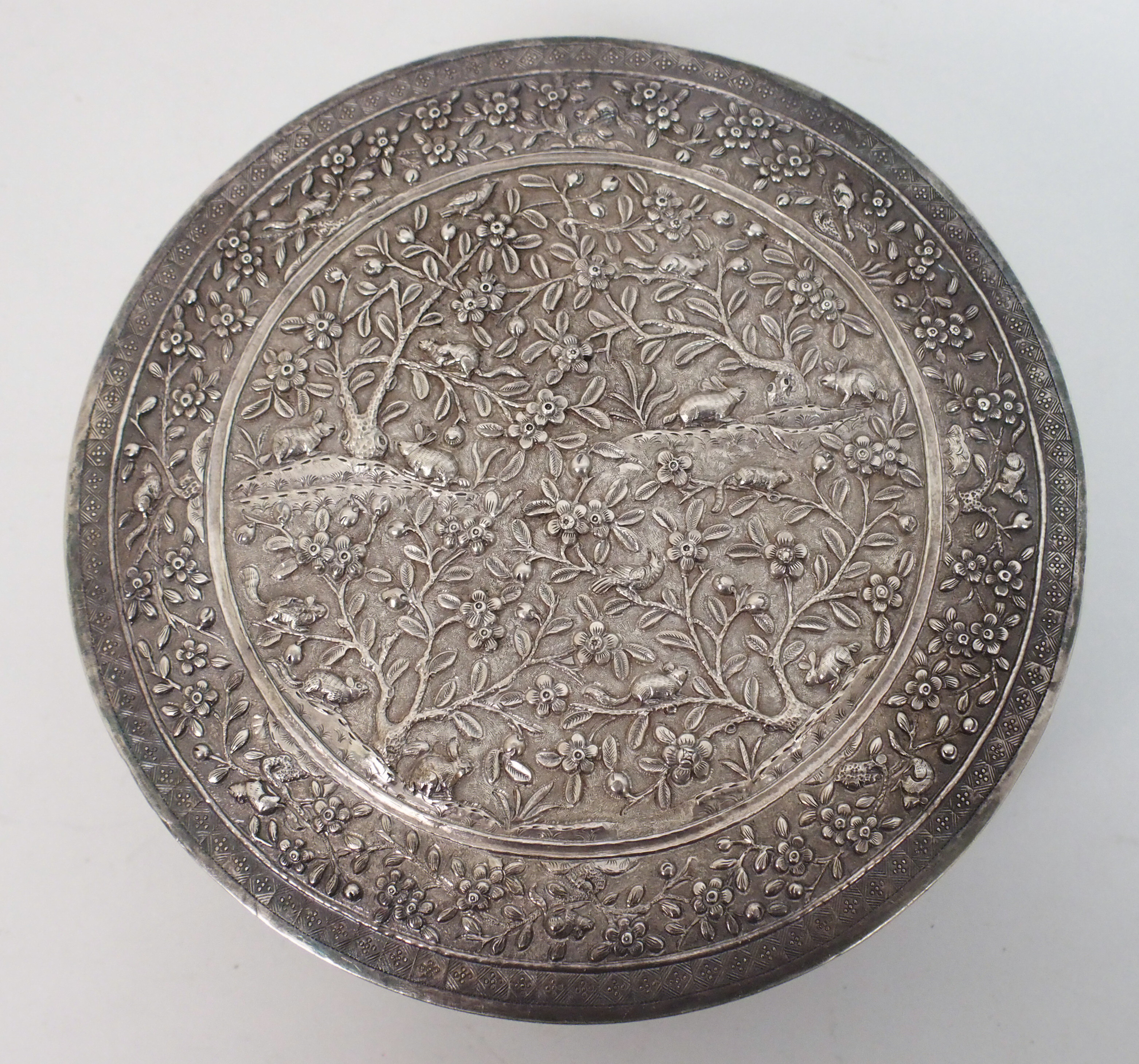 A group of Indian white metal wares comprising; circular box, 17.5cm diameter, 18oz, two bowls, 10cm - Bild 8 aus 10