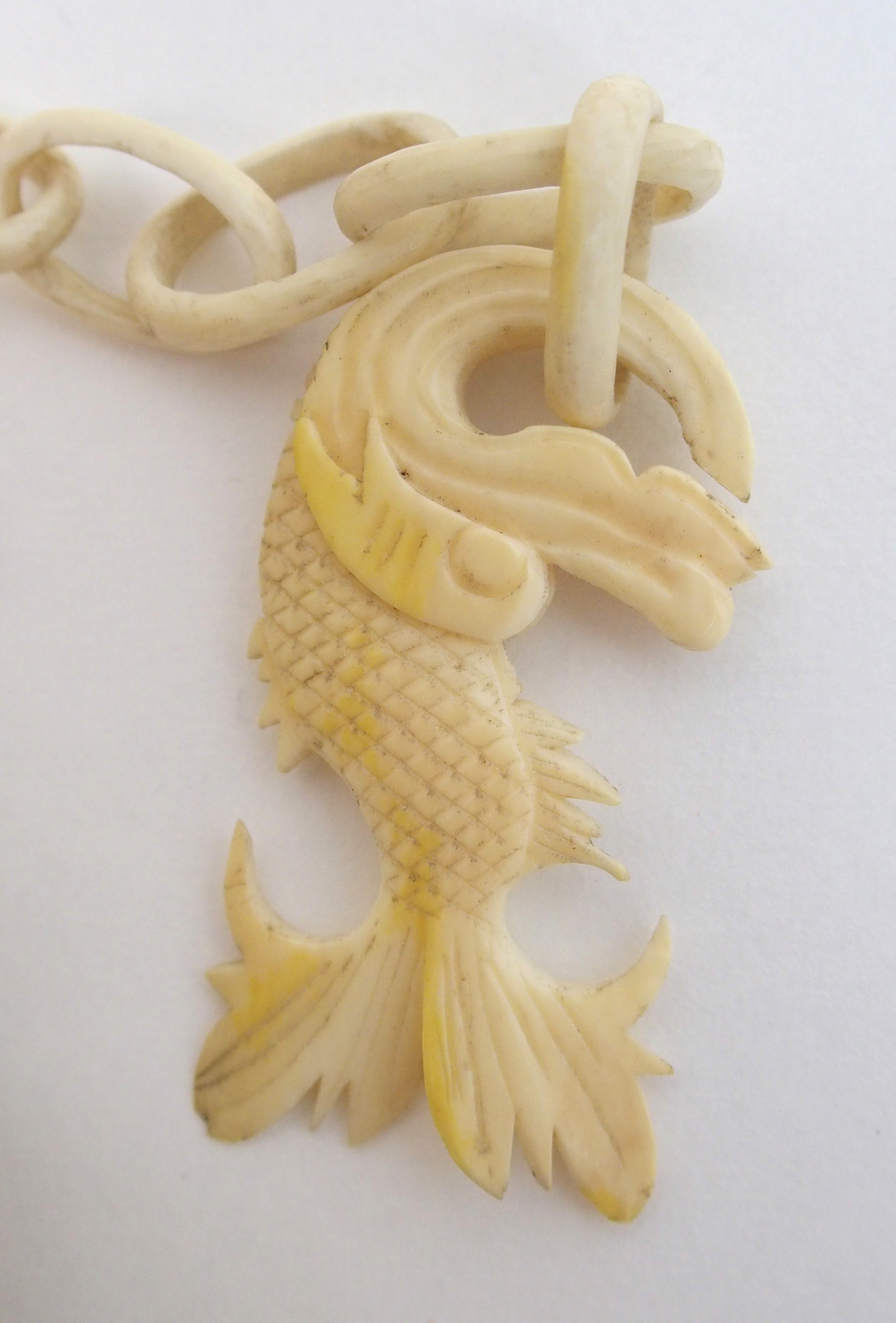 A Cantonese ivory concentric ball carved with dolphin and chain suspension attached to a figure - Bild 3 aus 10