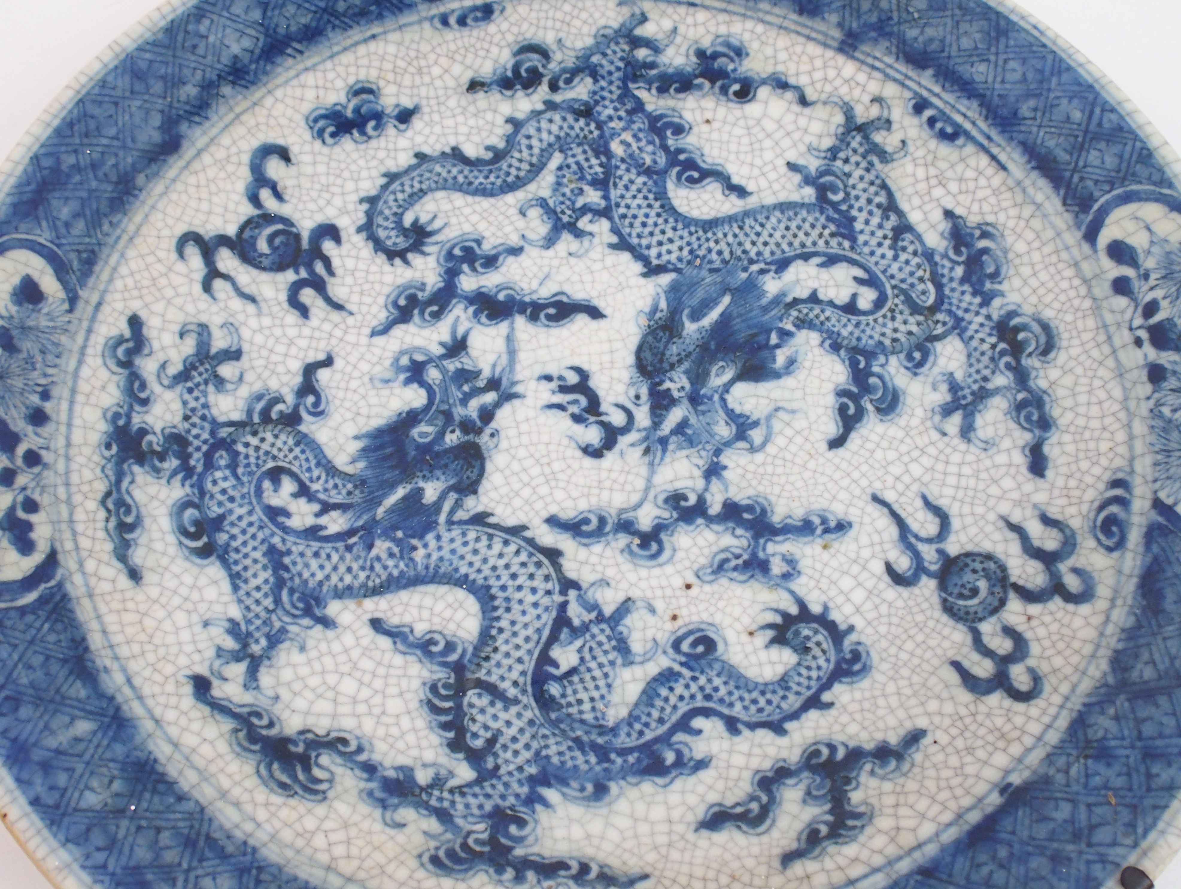 A Chinese blue and white crackled glaze dish painted with two confronting dragons within a diaper - Image 7 of 10