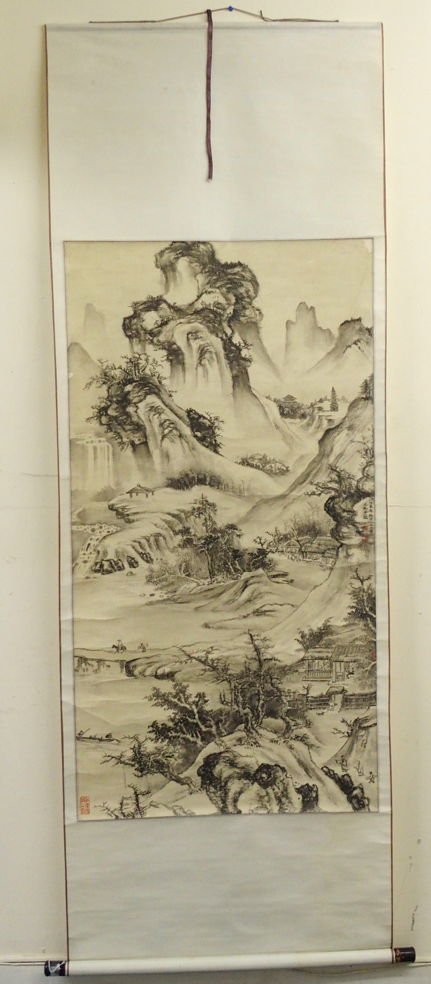 A Chinese scroll painting in the style of Guo Xi with an extensive mountainous landscape, 126 x - Bild 9 aus 10