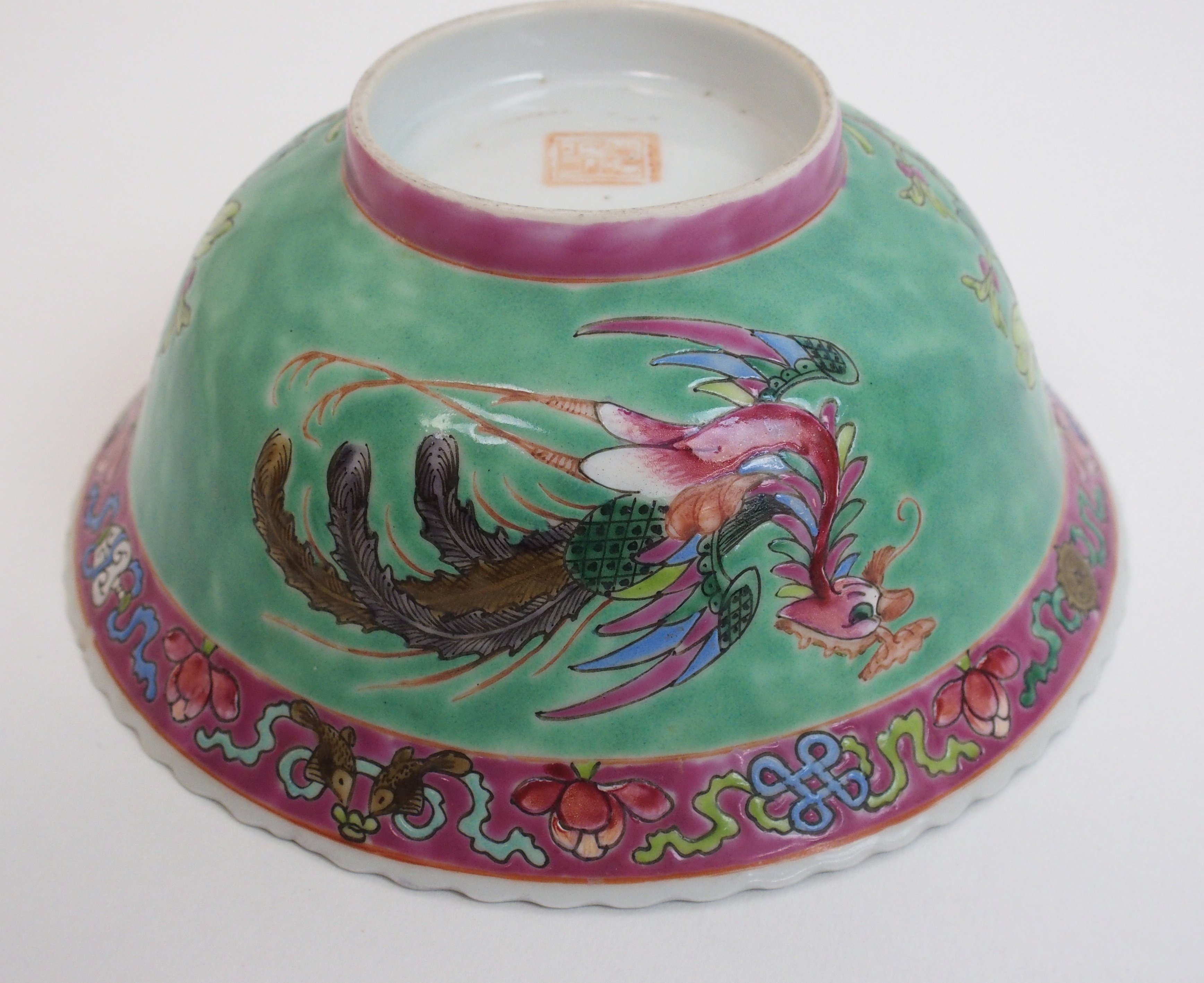 A Chinese bowl painted with an exotic bird, rockwork and chrysanthemum on a green ground, printed - Bild 10 aus 10