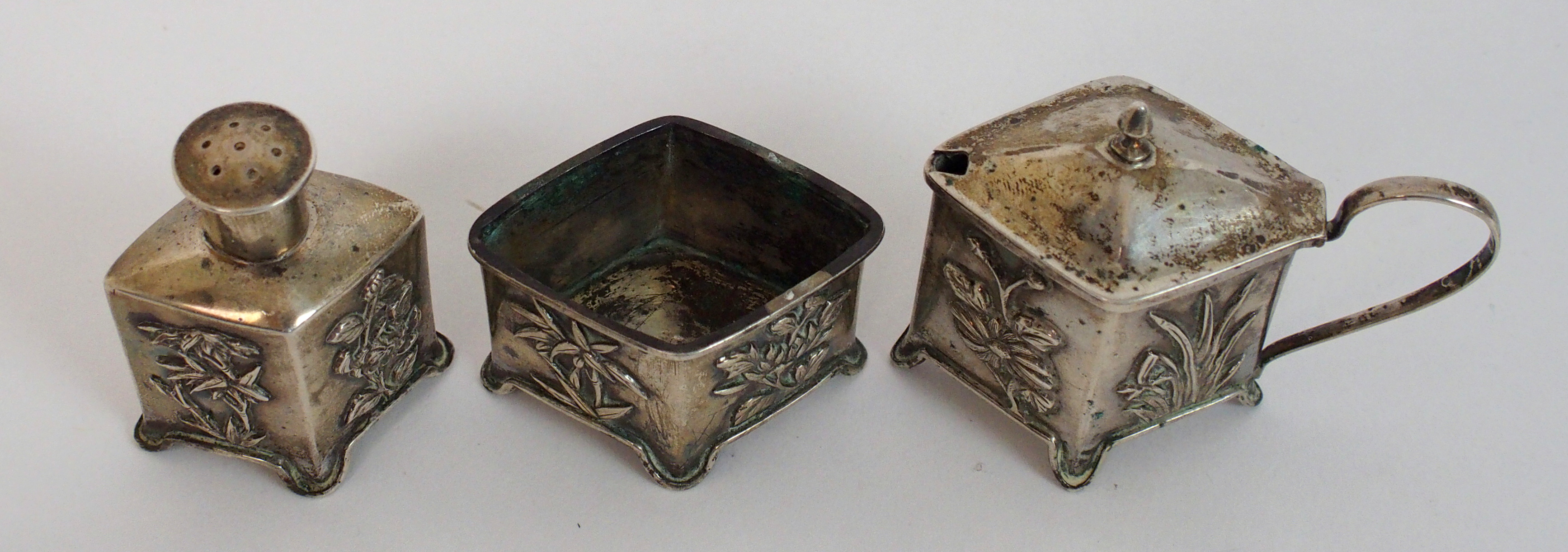 A Chinese silver cruet set cast with foliage comprising; salt cellar, pepper pot and mustard pot ( - Bild 8 aus 10