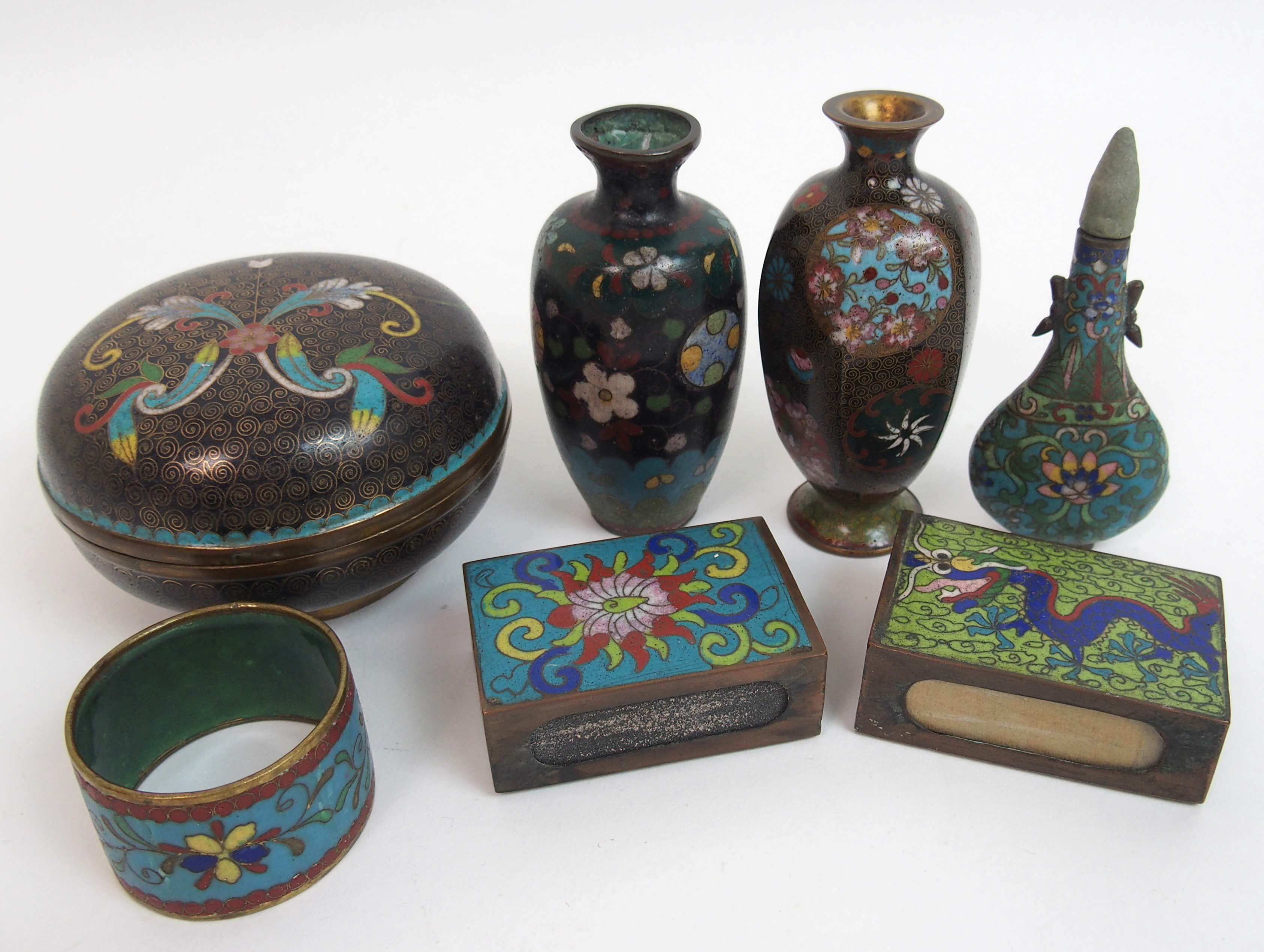 A group of Chinese cloisonne vases comprising; eight baluster vases in various sizes, 9.5cm to - Bild 7 aus 8