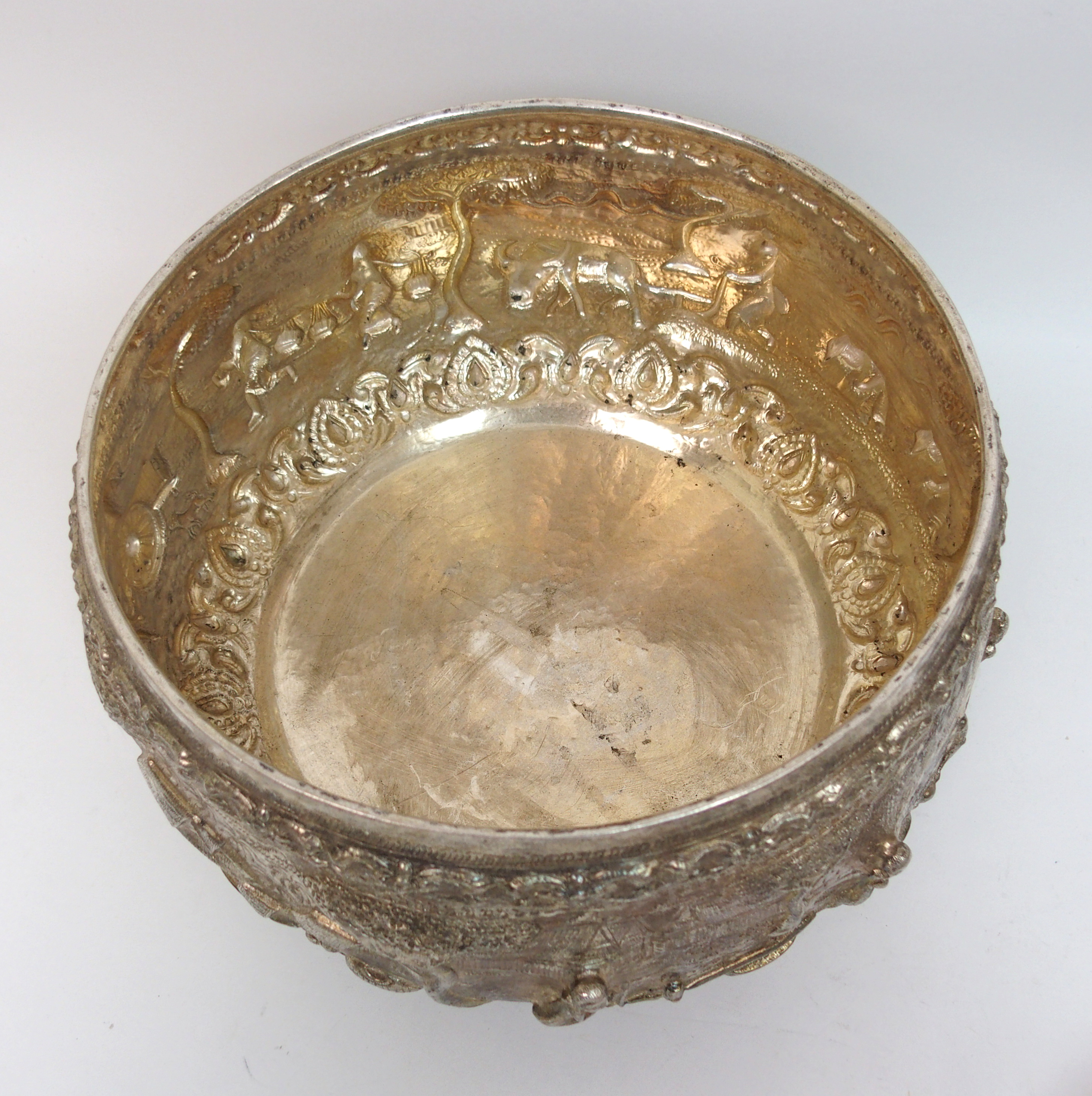 A group of Indian white metal wares comprising; circular box, 17.5cm diameter, 18oz, two bowls, 10cm - Bild 3 aus 10