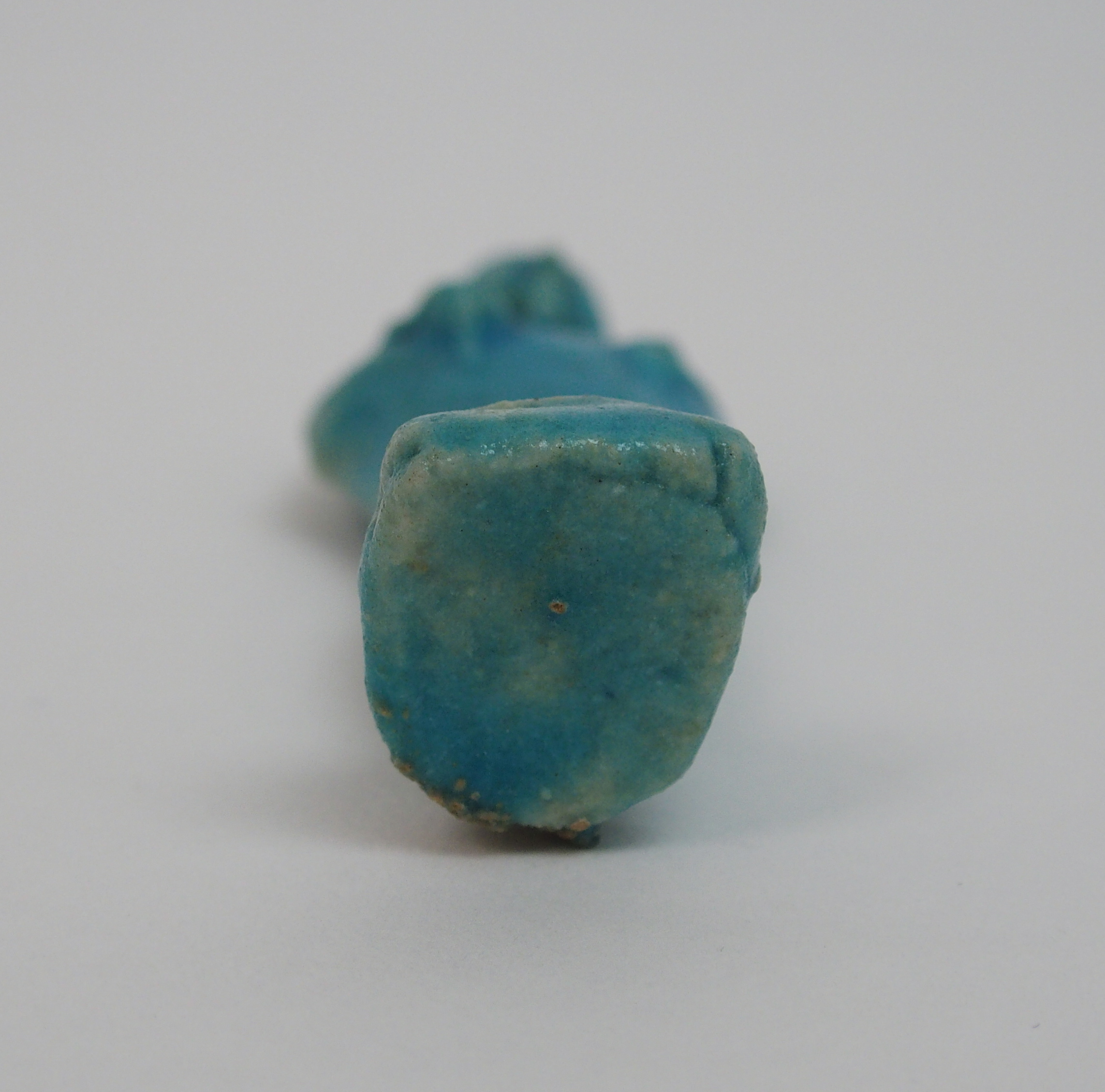 An Egyptian blue glazed ushabti figure holding fly whisks, unnamed, 10cm high - Image 3 of 10