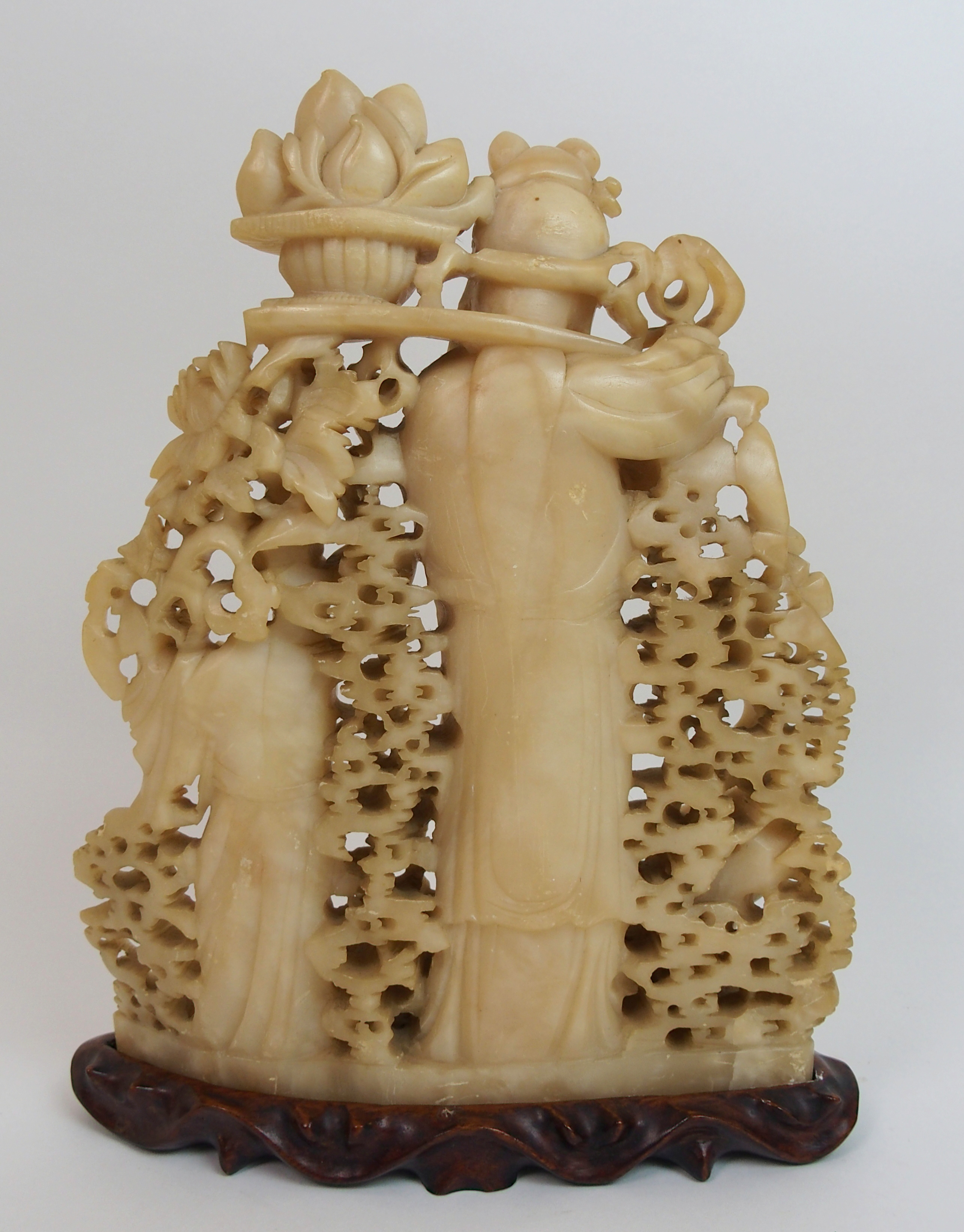 A Chinese soapstone carving of Guanyin standing with peaches, beside attendant and stork - Bild 6 aus 10