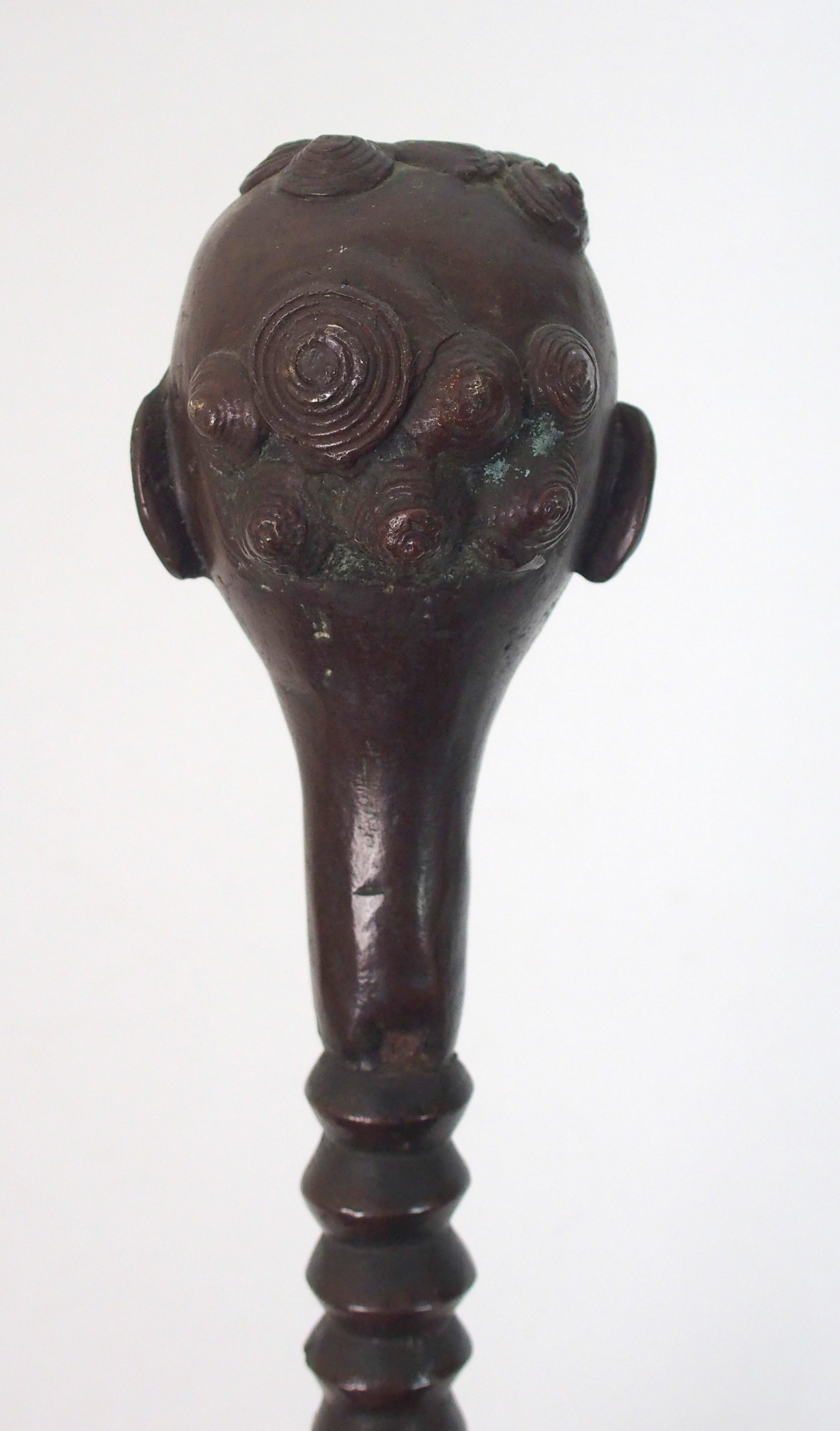 *WITHDRAWN* A West African bronze and iron ceremonial staff cast with a head set with curling locks - Bild 6 aus 10