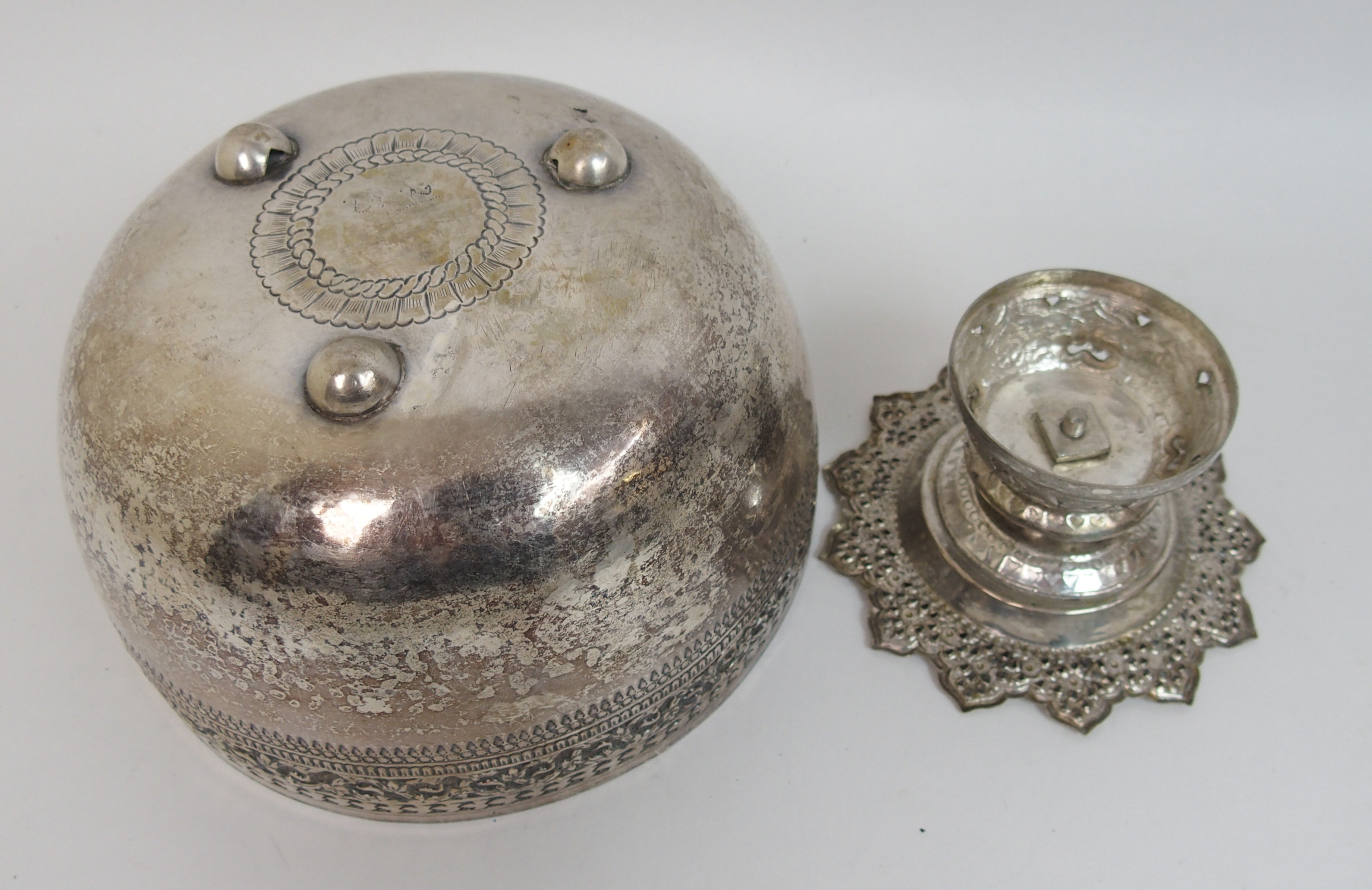 A group of Indian white metal wares comprising; circular box, 17.5cm diameter, 18oz, two bowls, 10cm - Bild 6 aus 10