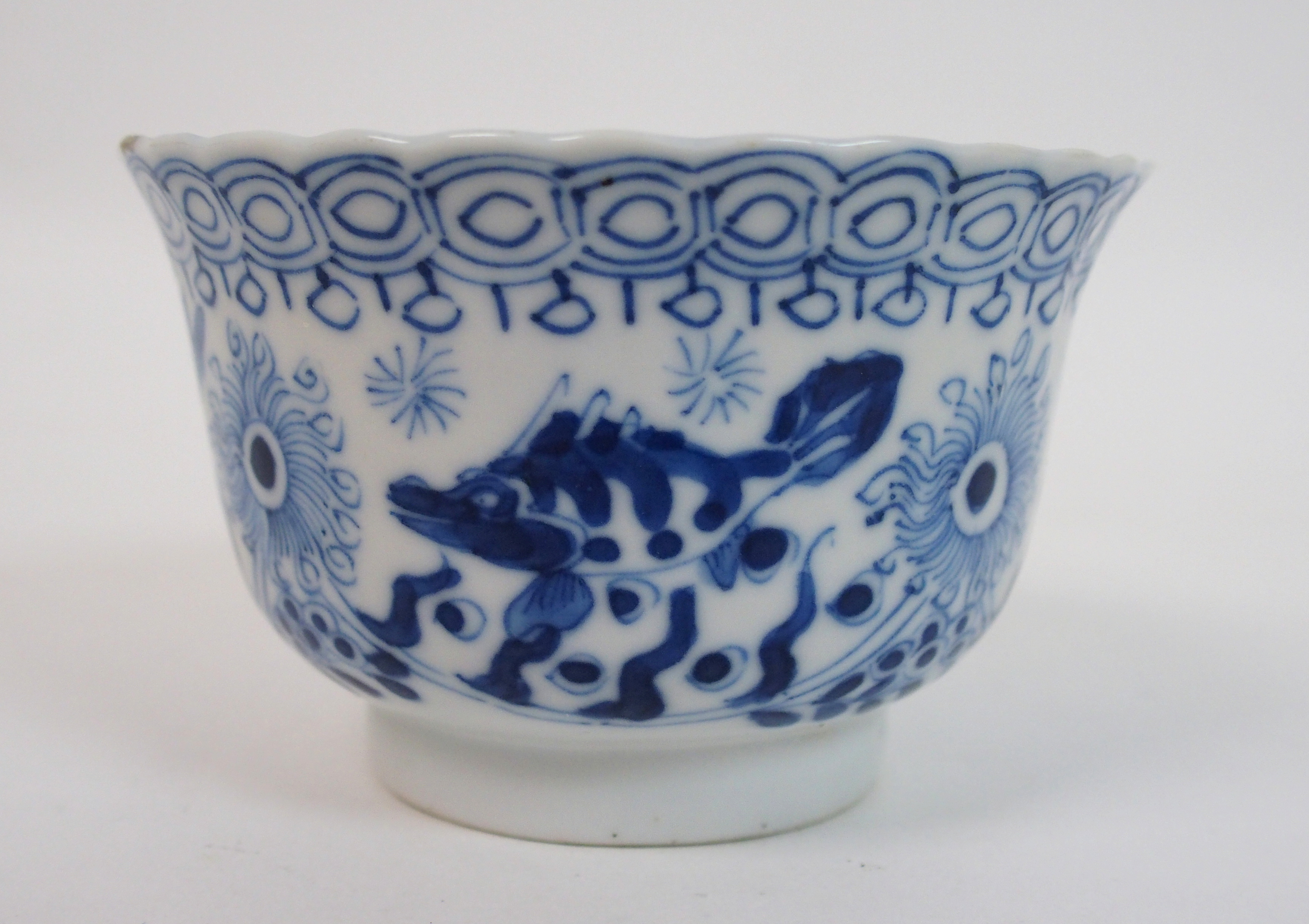 A Chinese blue and white tea bowl and saucer painted with fish surrounding a crab amongst foliage, - Bild 7 aus 10