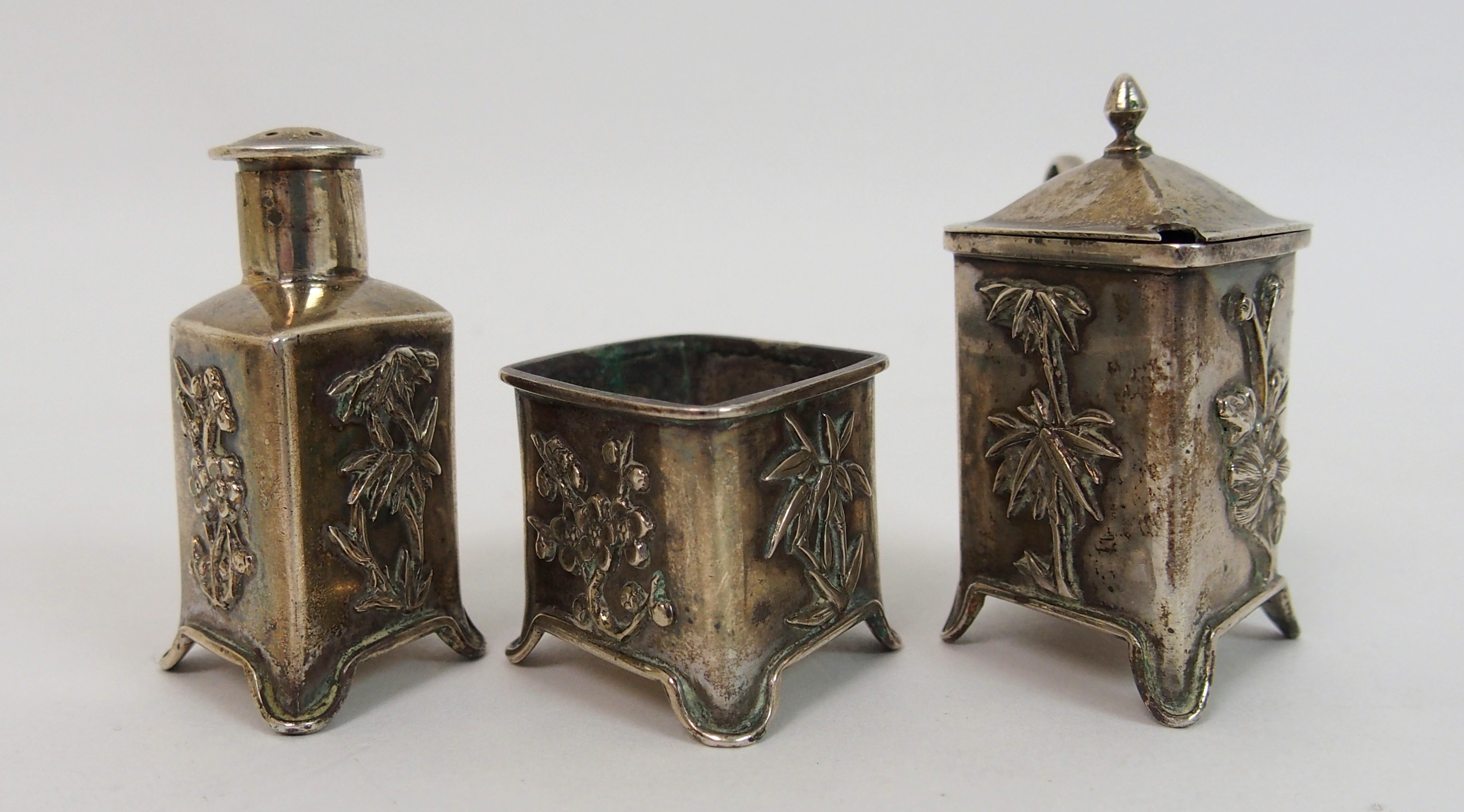 A Chinese silver cruet set cast with foliage comprising; salt cellar, pepper pot and mustard pot ( - Bild 2 aus 10