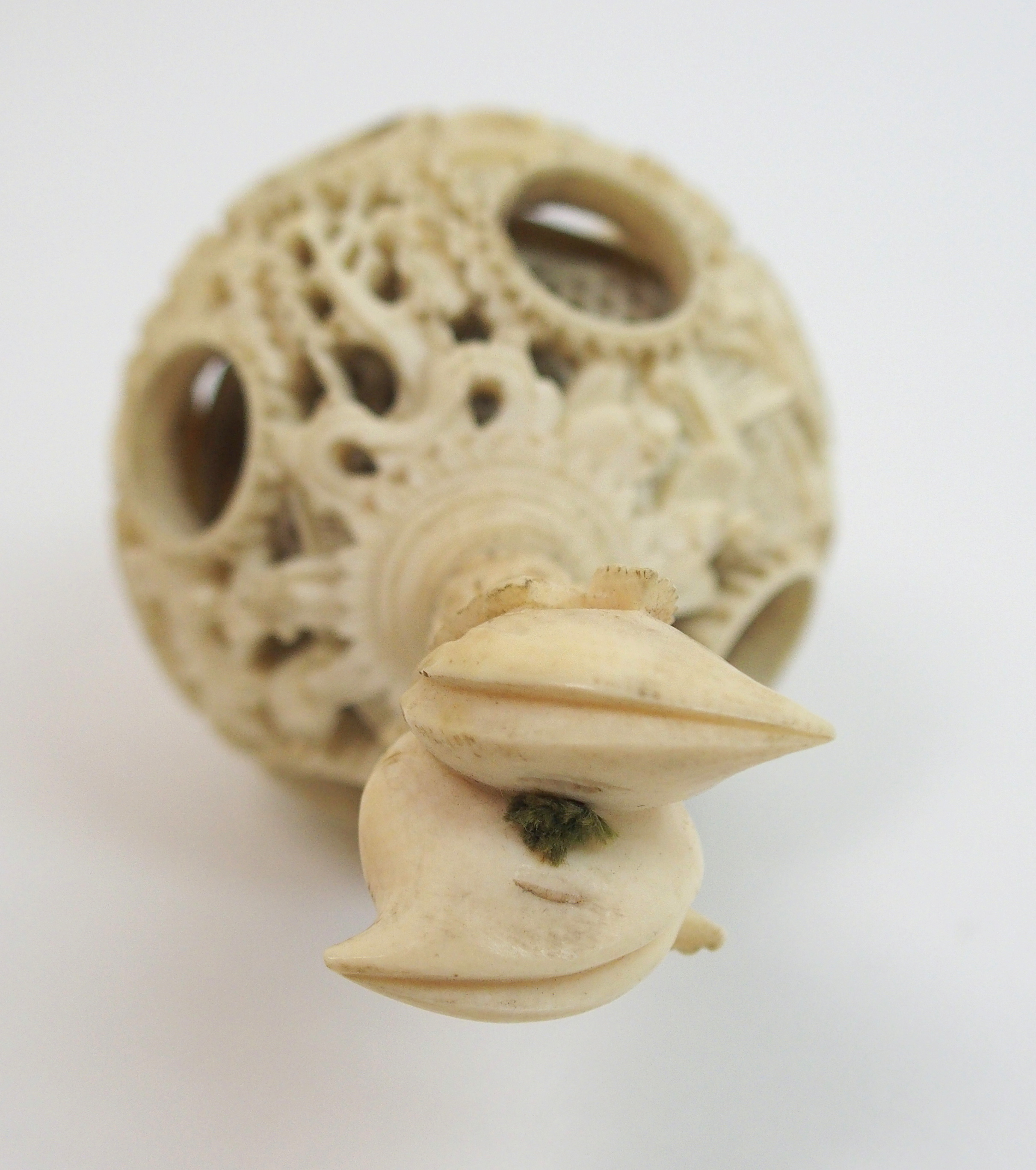 A Cantonese ivory concentric ball carved with dolphin and chain suspension attached to a figure - Bild 10 aus 10