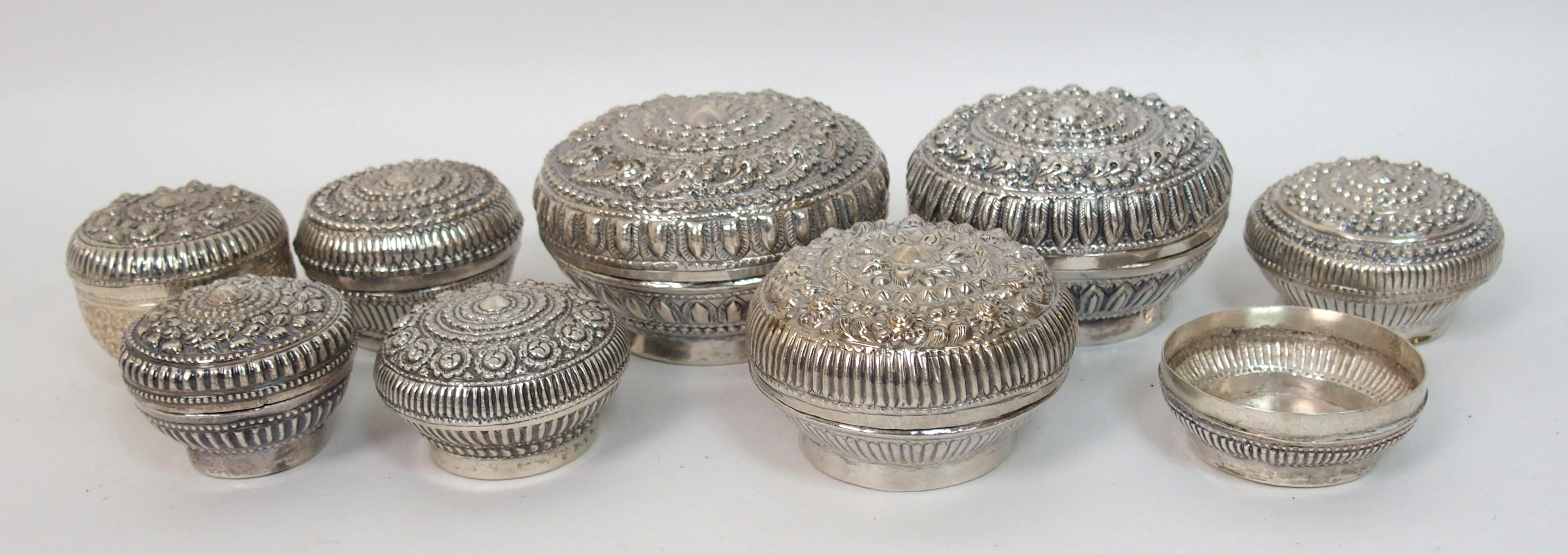 A group of Indian white metal wares comprising; circular box, 17.5cm diameter, 18oz, two bowls, 10cm - Bild 10 aus 10