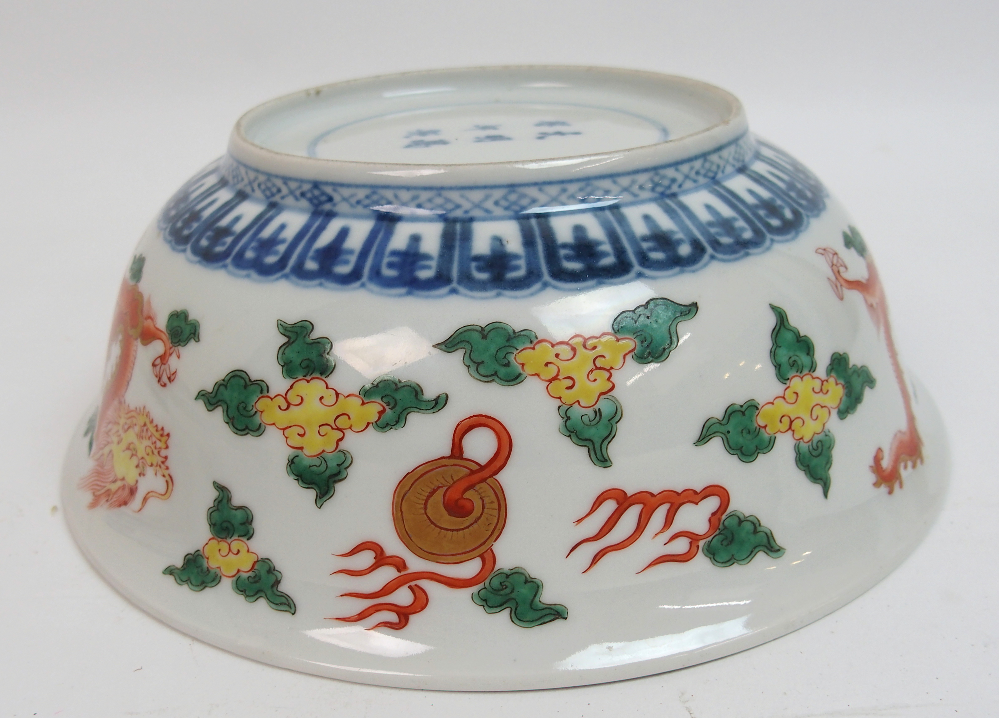 An Imari bowl painted with a kylin surrounded by gilt dragon roundels, diaper, trellis and cloud - Image 9 of 10