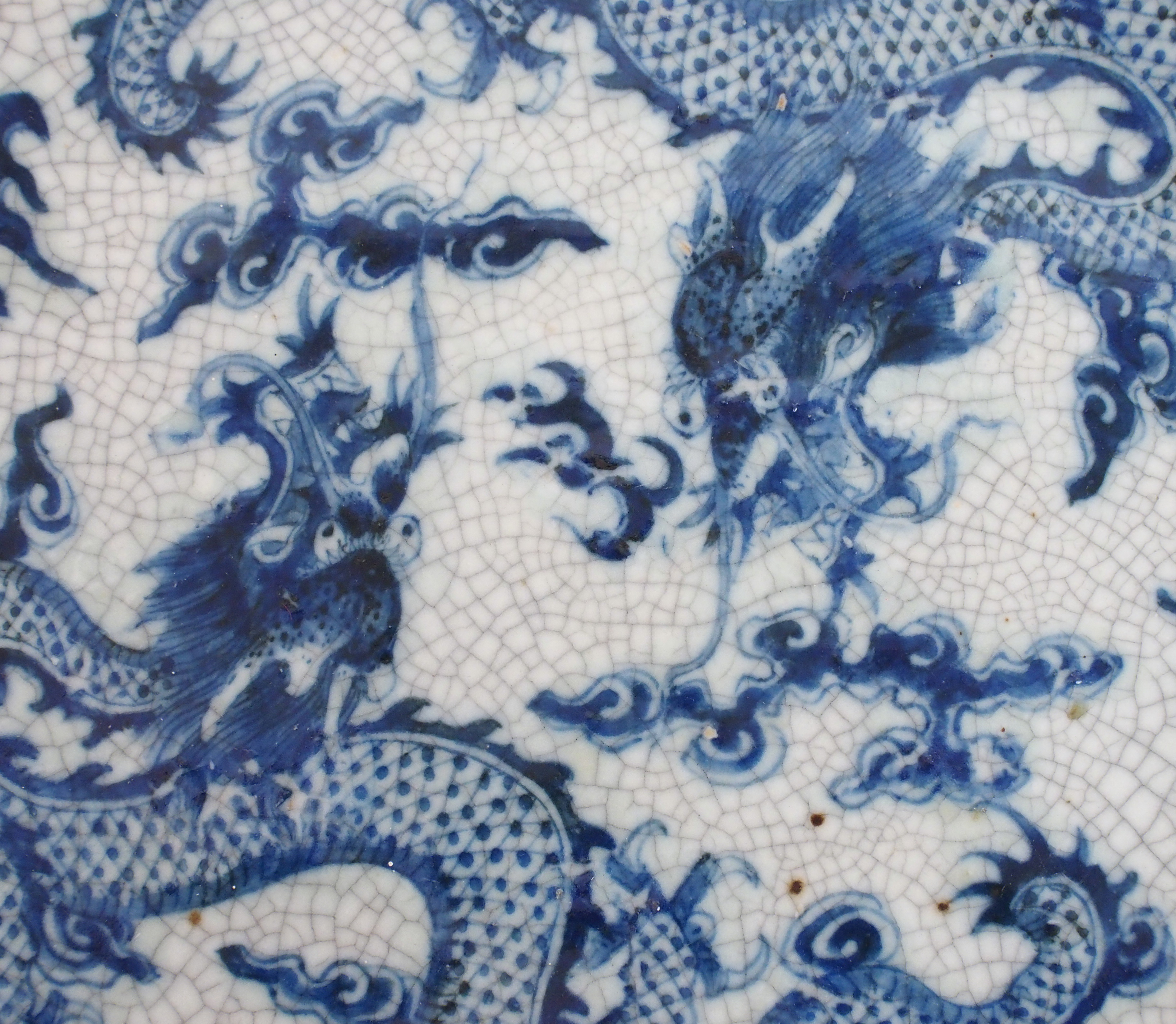 A Chinese blue and white crackled glaze dish painted with two confronting dragons within a diaper - Image 4 of 10