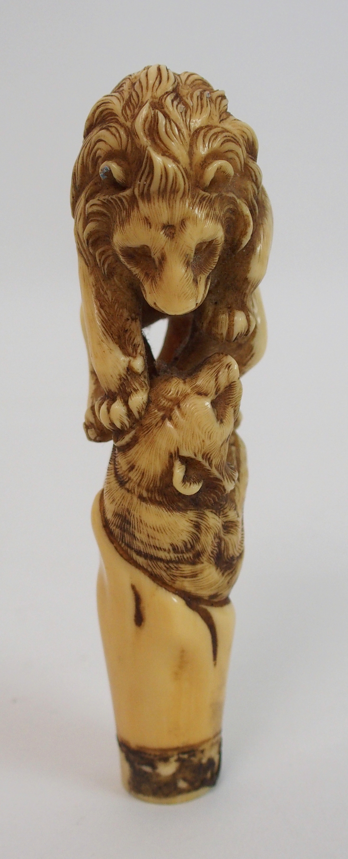 A Japanese carved ivory cane handle decorated with a lion attacking a tiger, signed, 12cm long - Image 5 of 10