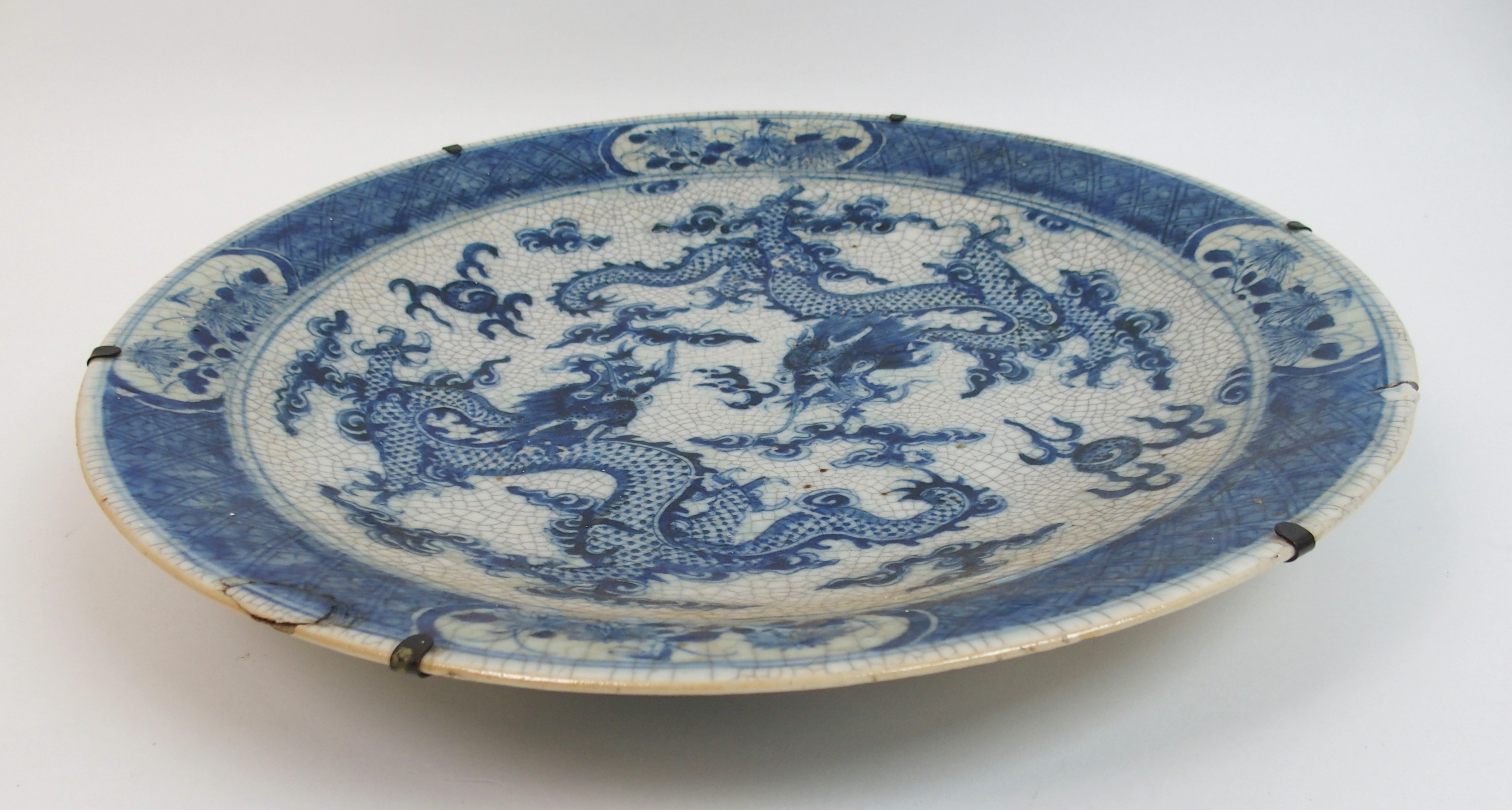 A Chinese blue and white crackled glaze dish painted with two confronting dragons within a diaper - Image 8 of 10