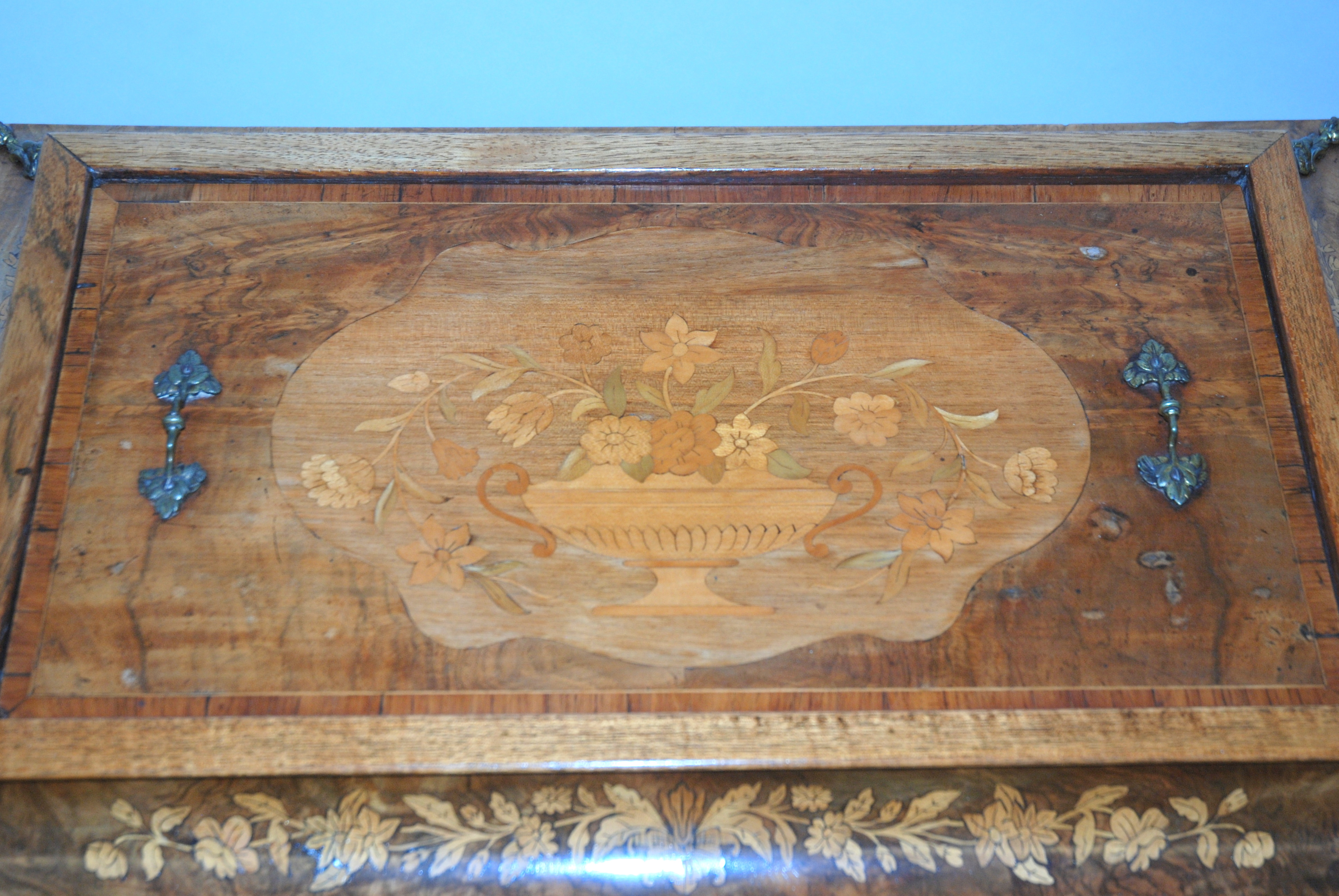 A Victorian walnut planter the cover inlaid with a vase of flowers and surrounded by flowers - Image 3 of 5